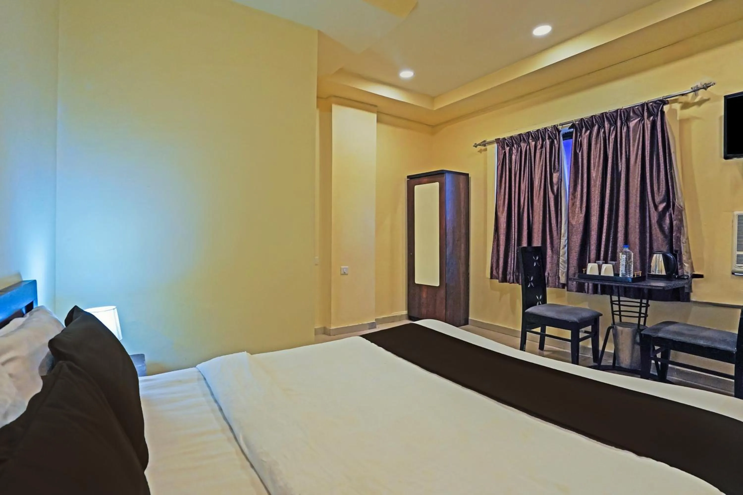 Bedroom in Hotel O Poonam Palace