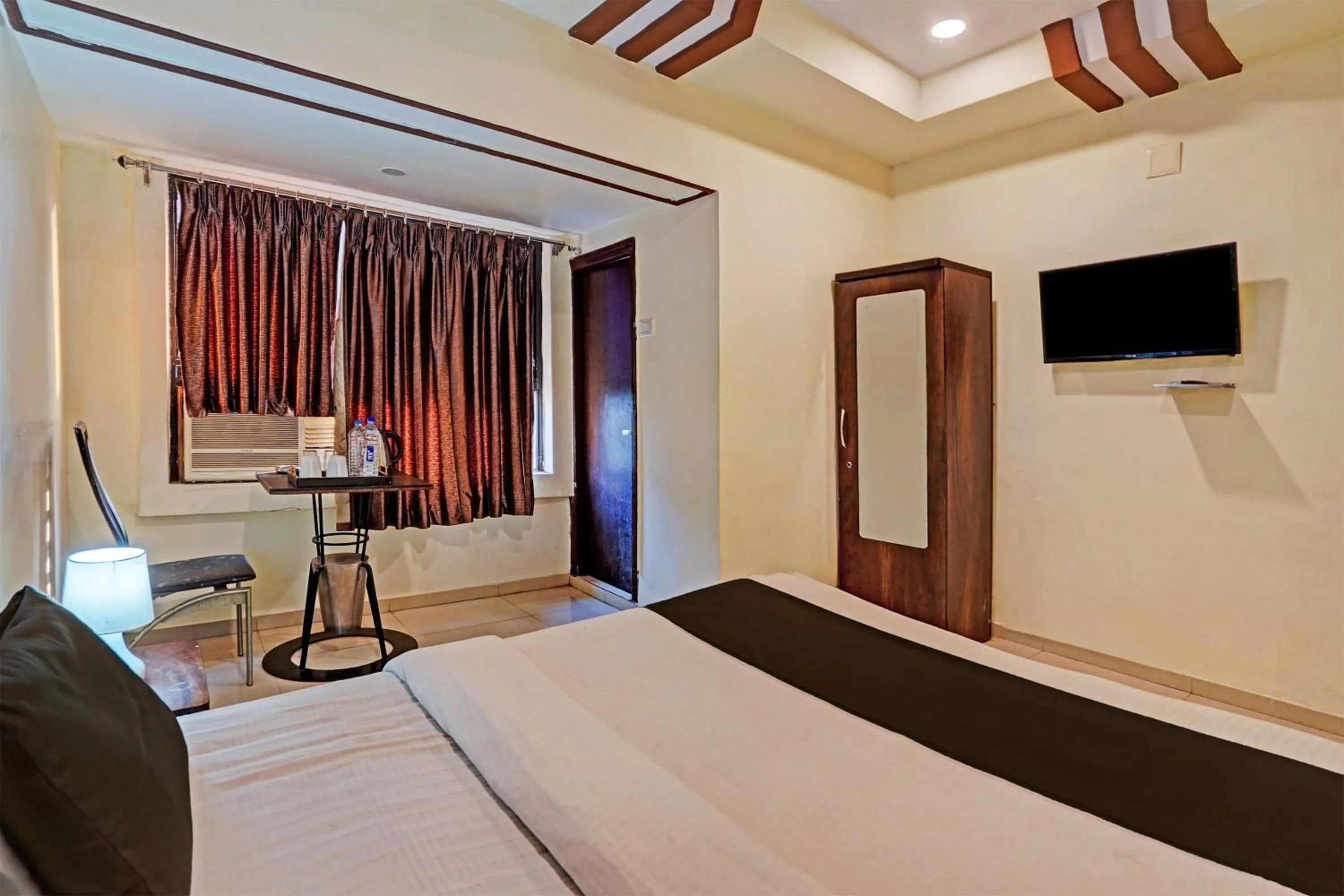 Bedroom in Hotel O Poonam Palace