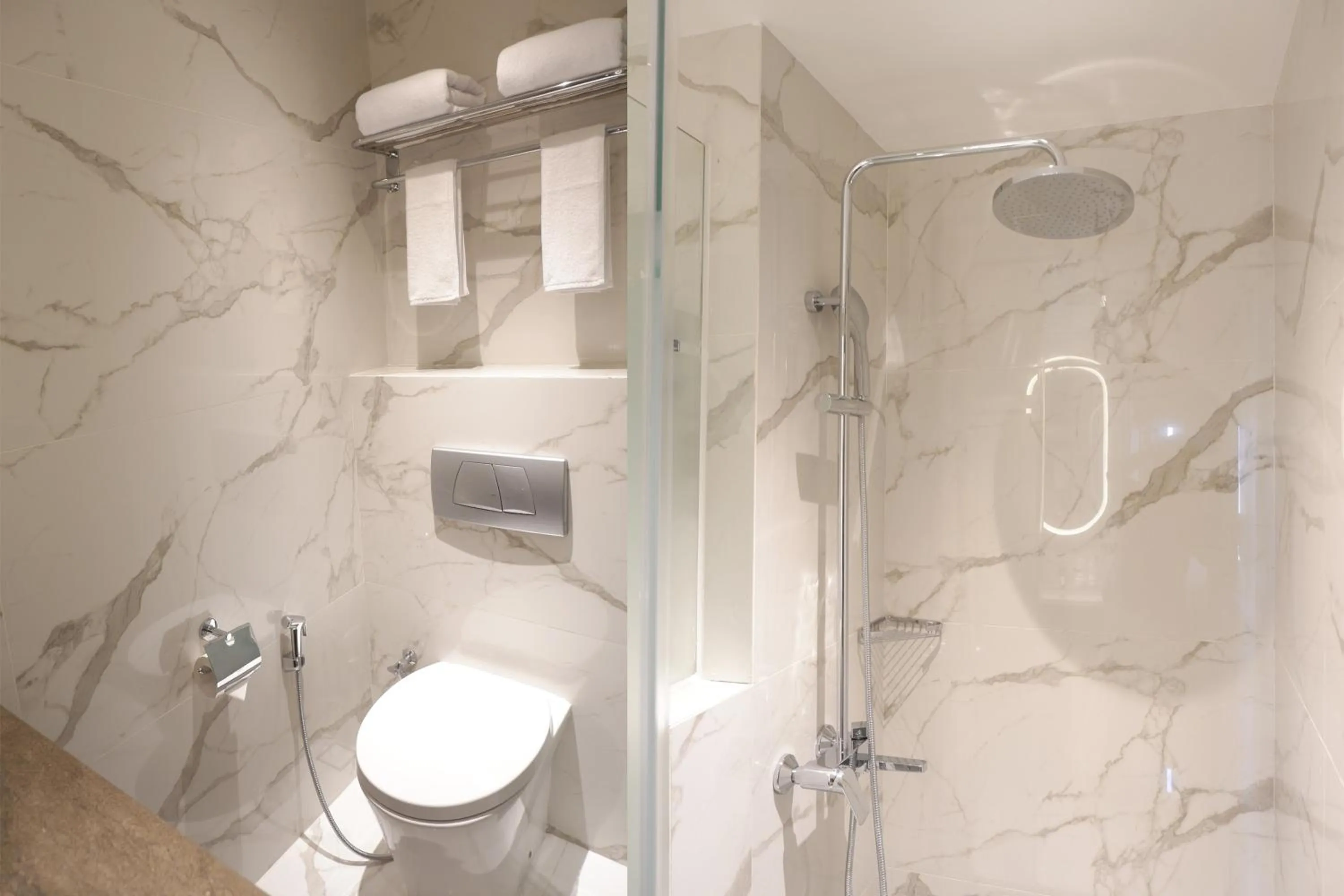 Bathroom in HARRIS Hotel & Conventions Gubeng