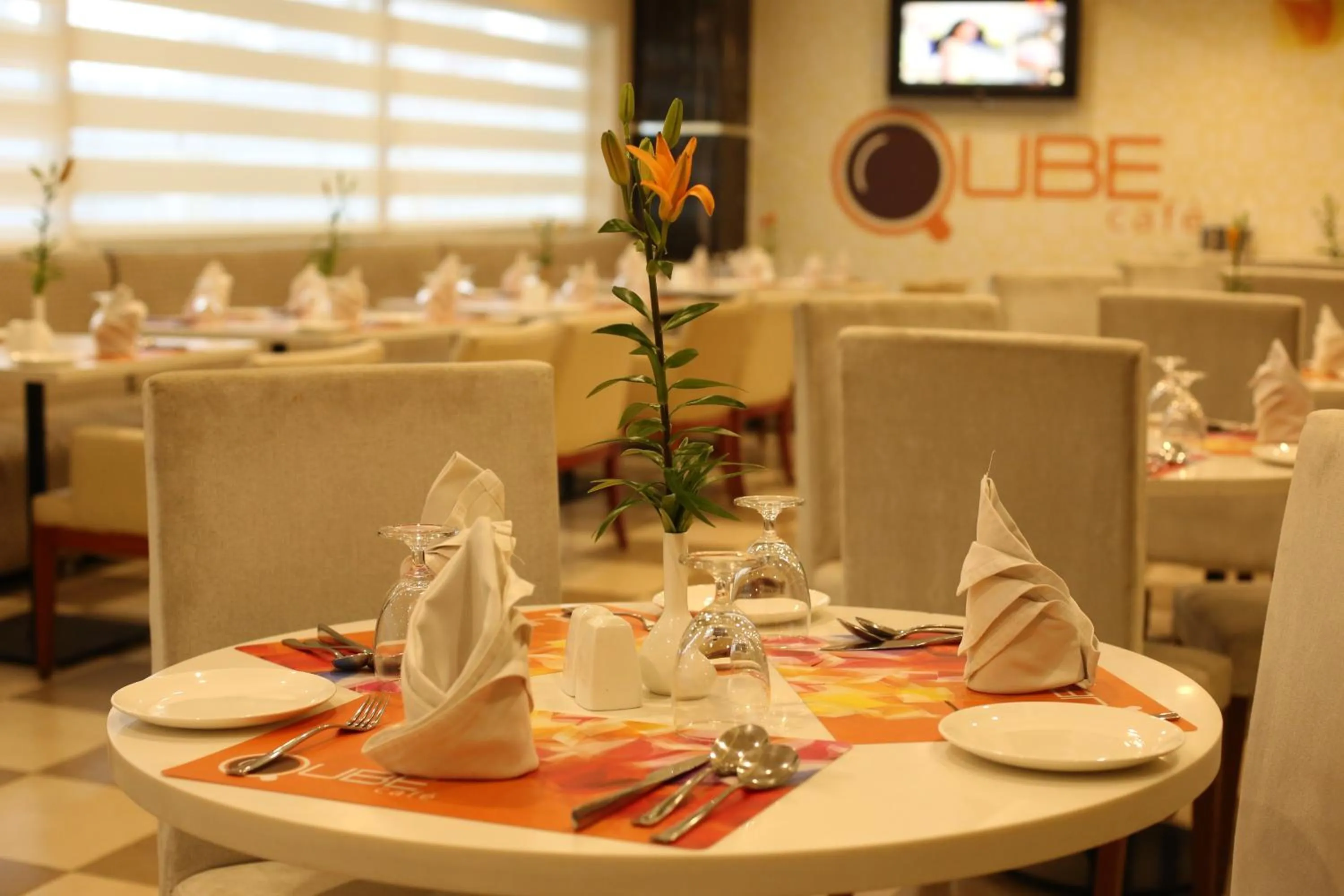 Food and drinks in The Altruist Business Hotel Hitech