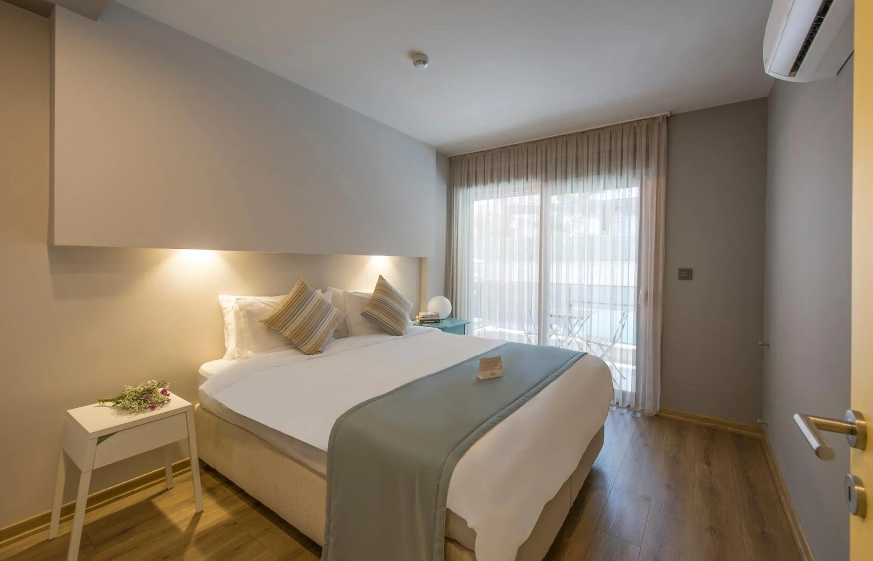 Photo of the whole room, Bed in Trend Suites