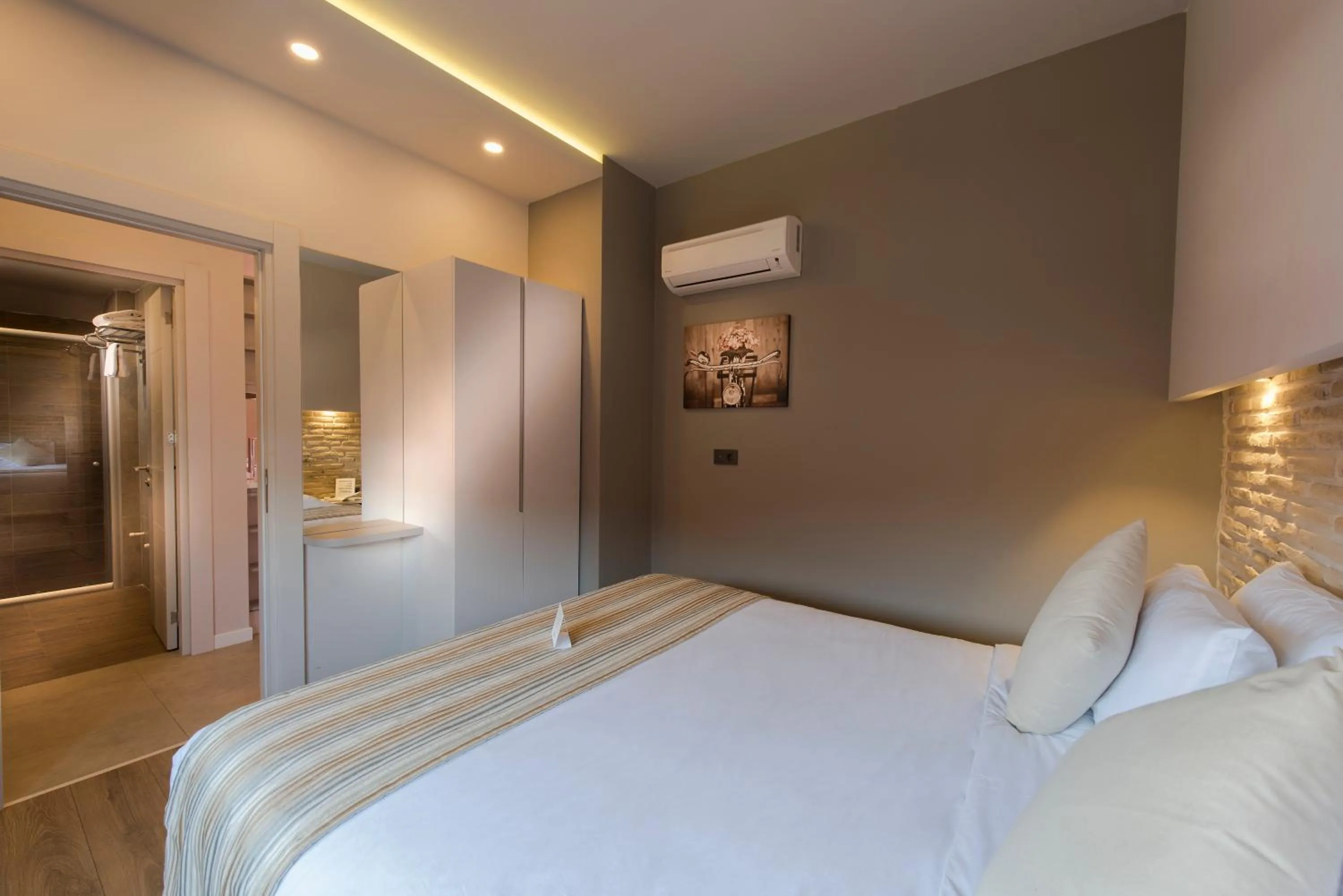 Photo of the whole room, Bed in Trend Suites