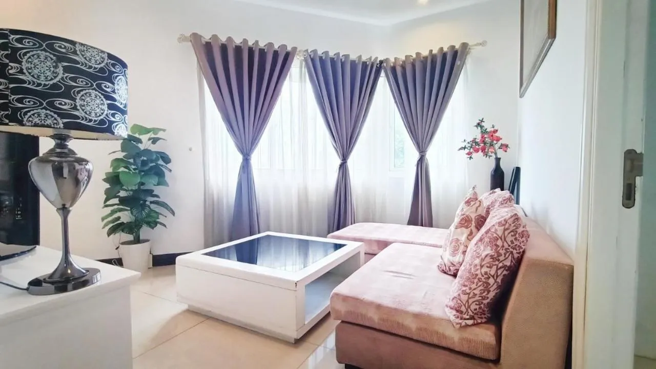 TV and multimedia in Queen Central Apartment Hotel