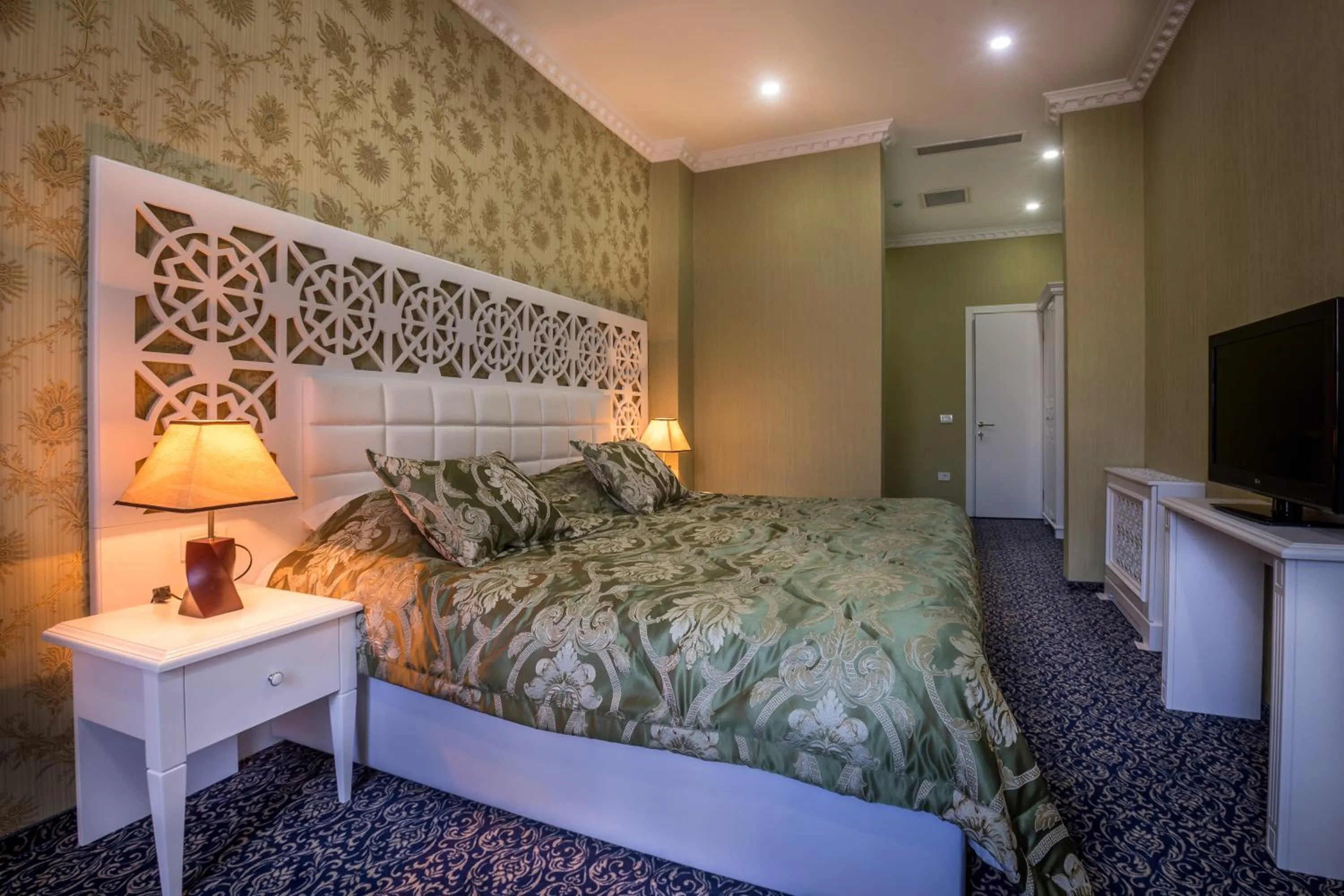 Photo of the whole room, Bed in Premier Old Gates Hotel