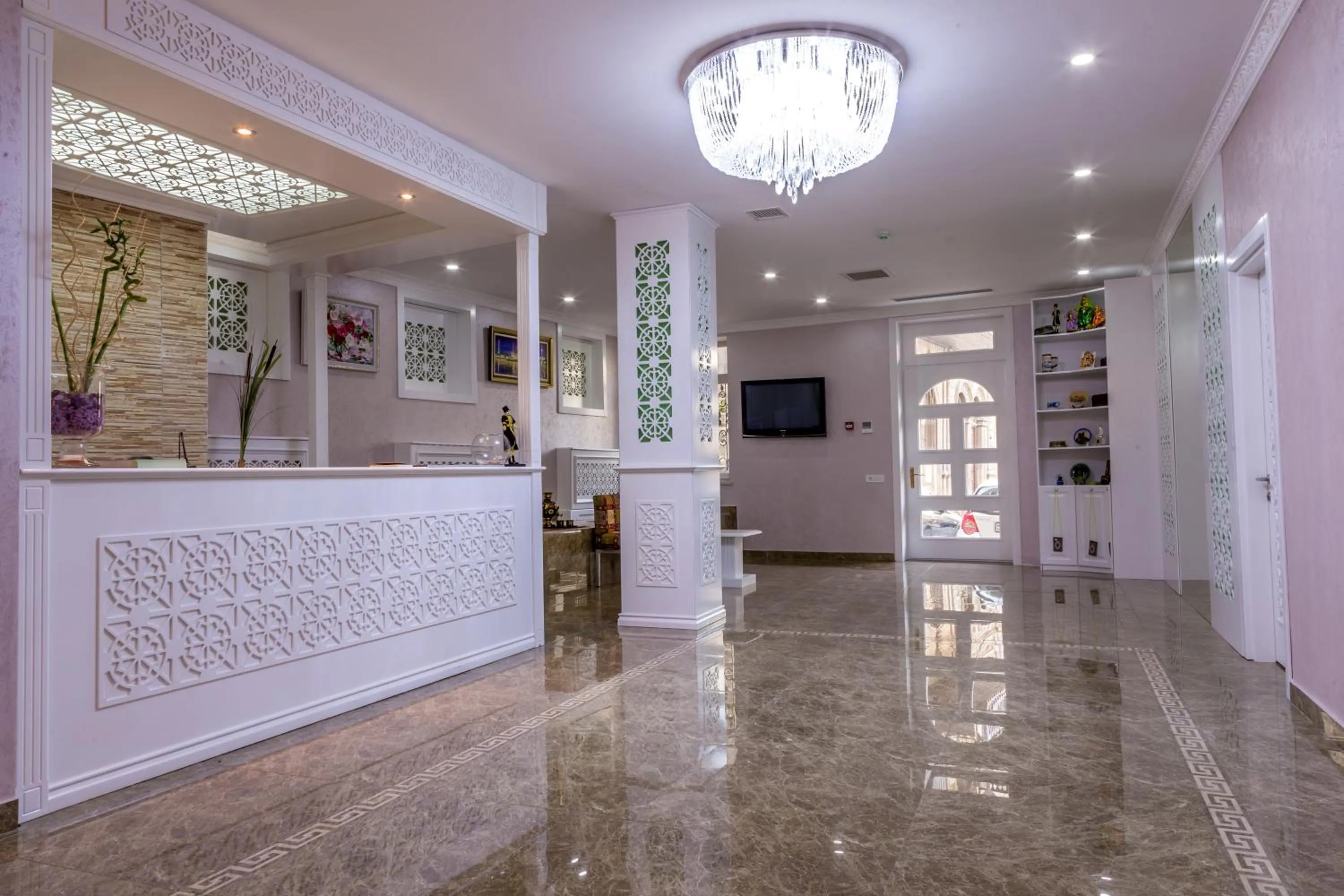 TV and multimedia in Premier Old Gates Hotel