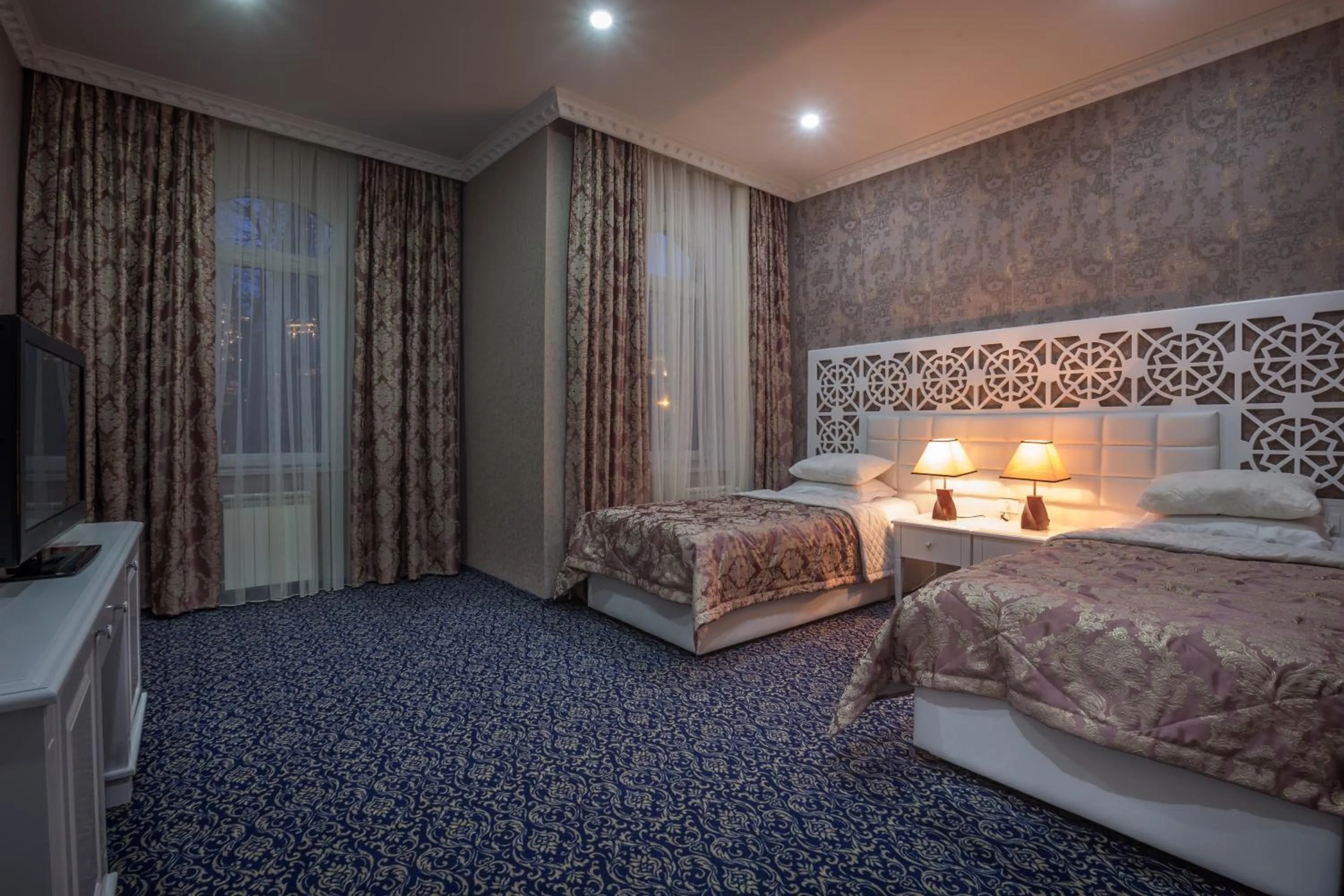 Bed in Premier Old Gates Hotel