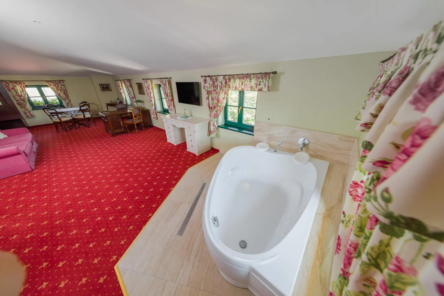 Hot Tub in Boutique Hotel Pri Mlyne Lozorno