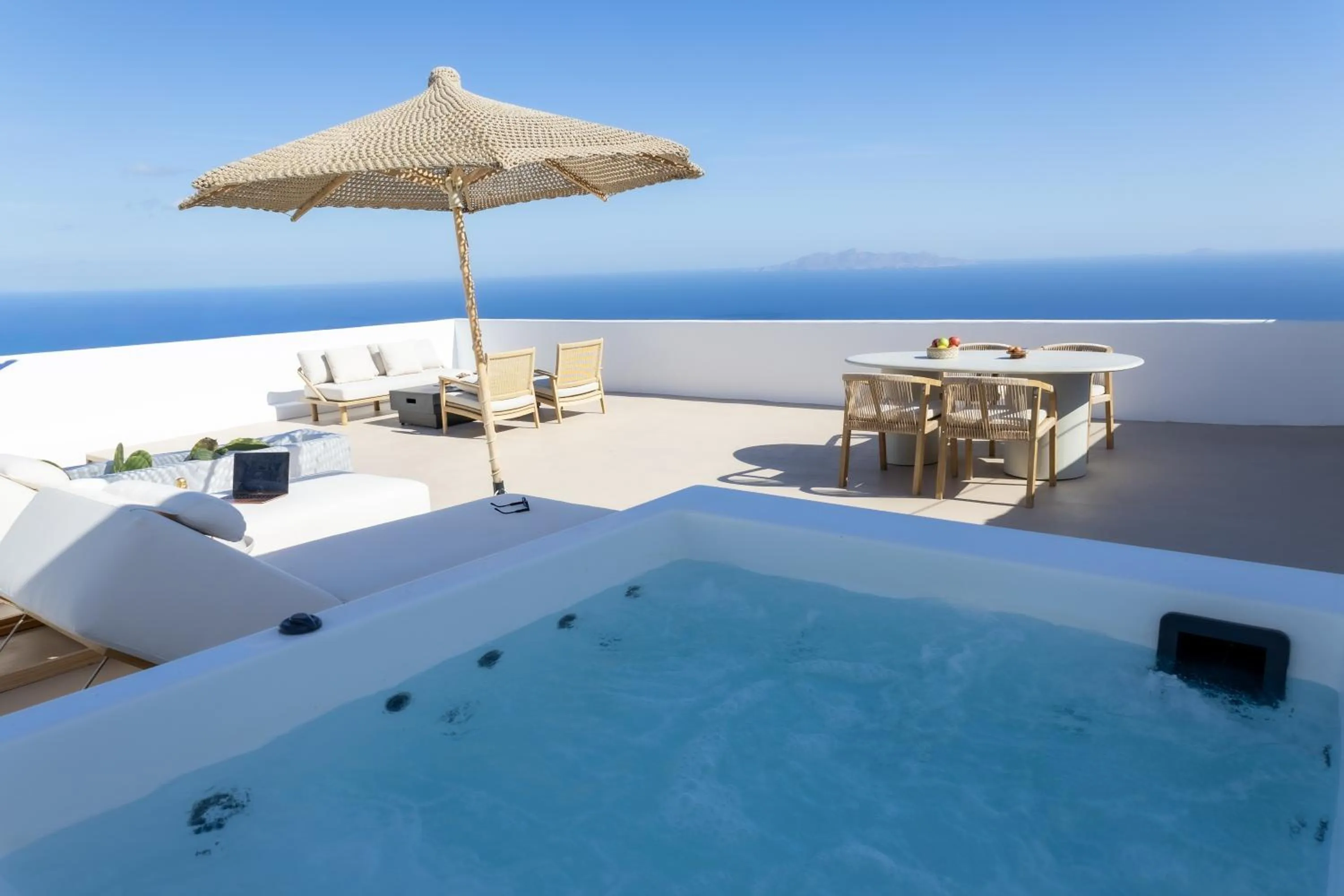 Dining area in Luna Santorini Suites