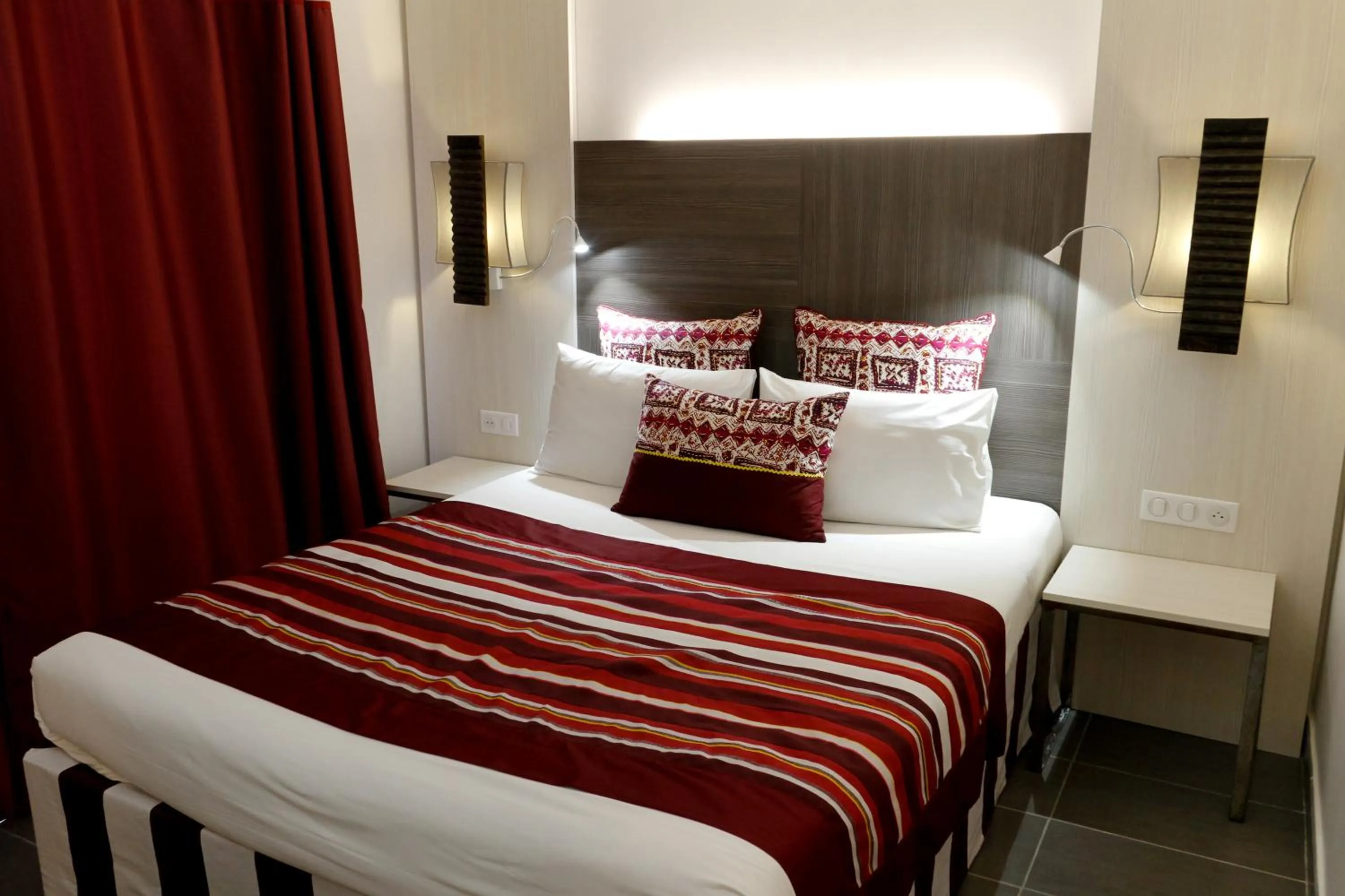 Photo of the whole room, Bed in ONOMO Hotel Lomé