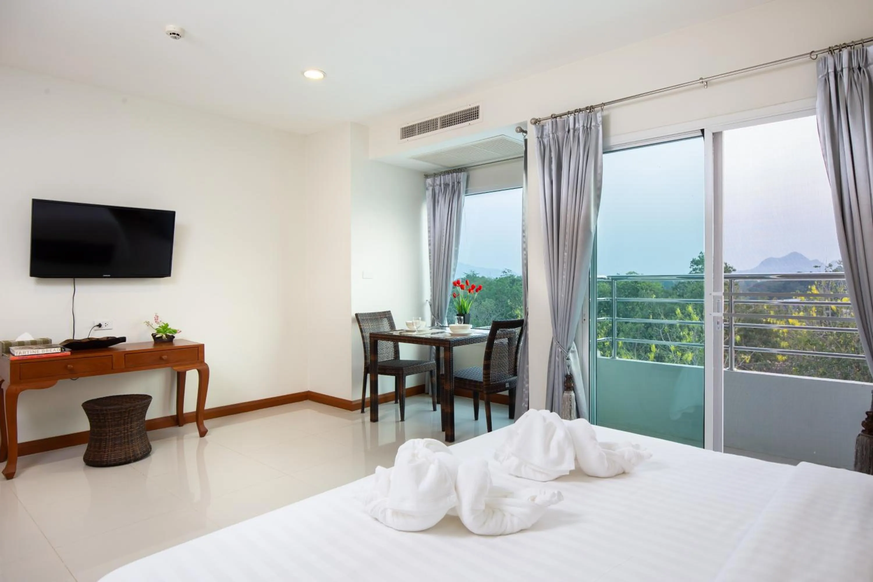 Bed in Kanchanaburi City Hotel