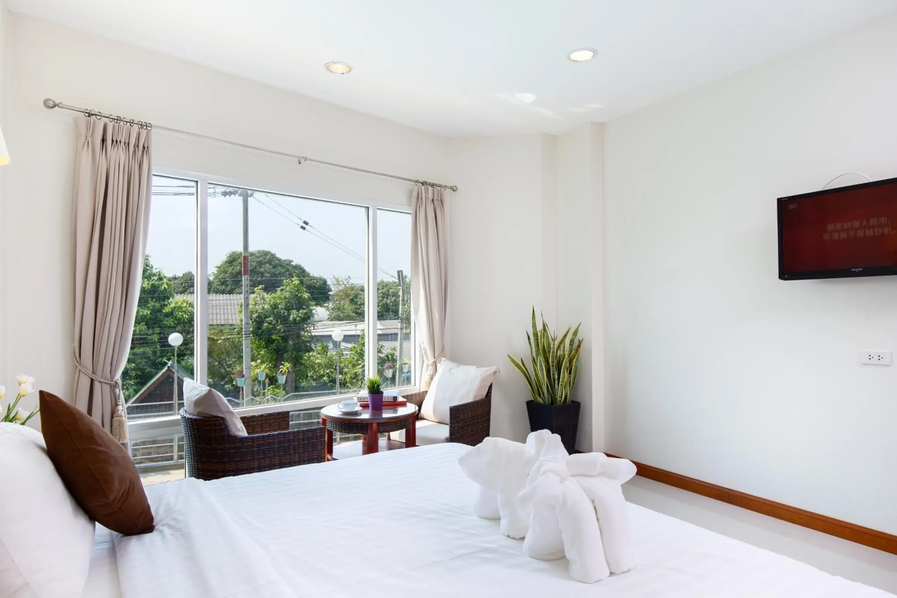 Superior Double Room in Kanchanaburi City Hotel Superior Double Room in Kanchanaburi City Hotel