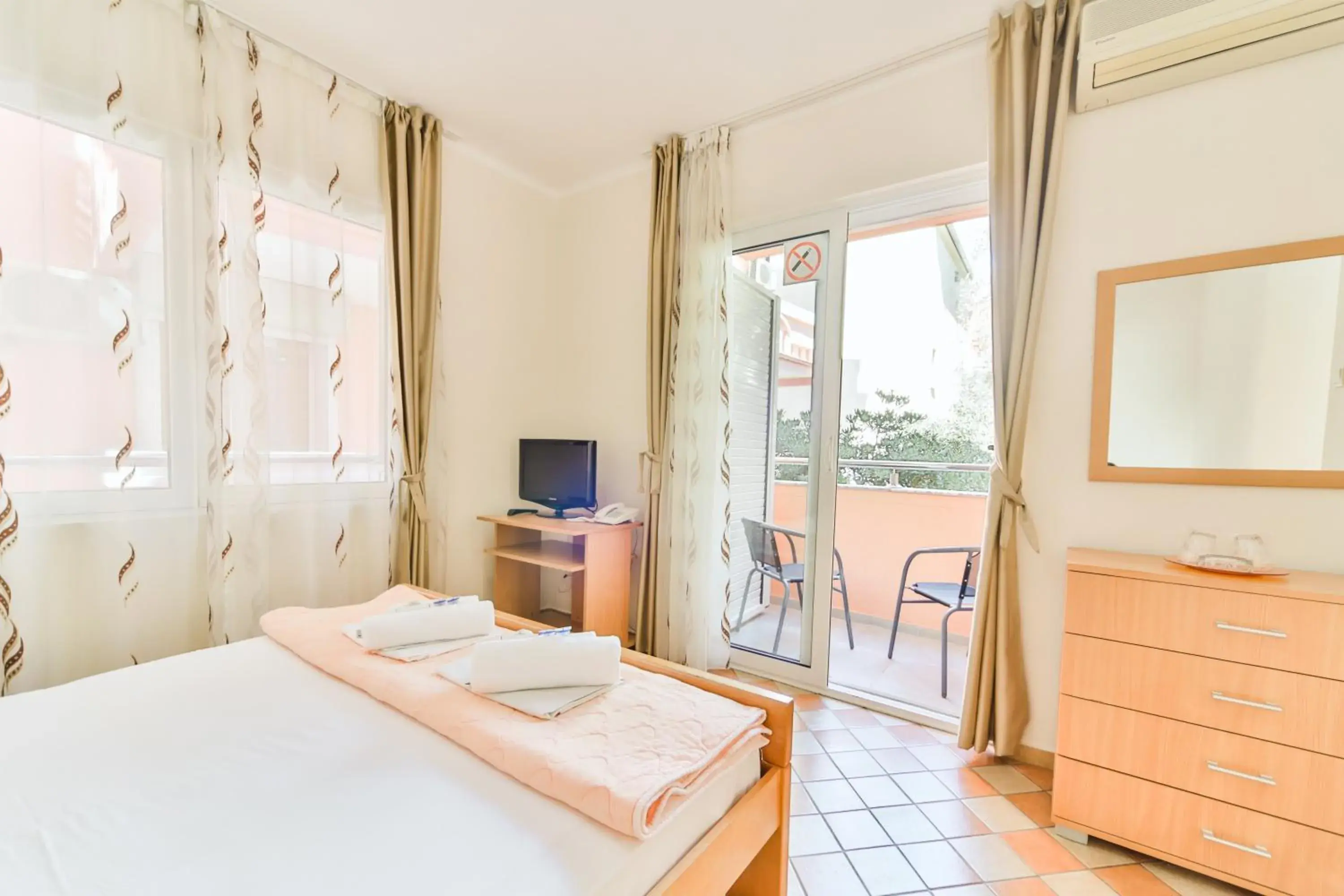 Economy Double Room with Balcony and Garden View - single occupancy in Garni Hotel Koral Economy Double Room with Balcony and Garden View - single occupancy in Garni Hotel Koral