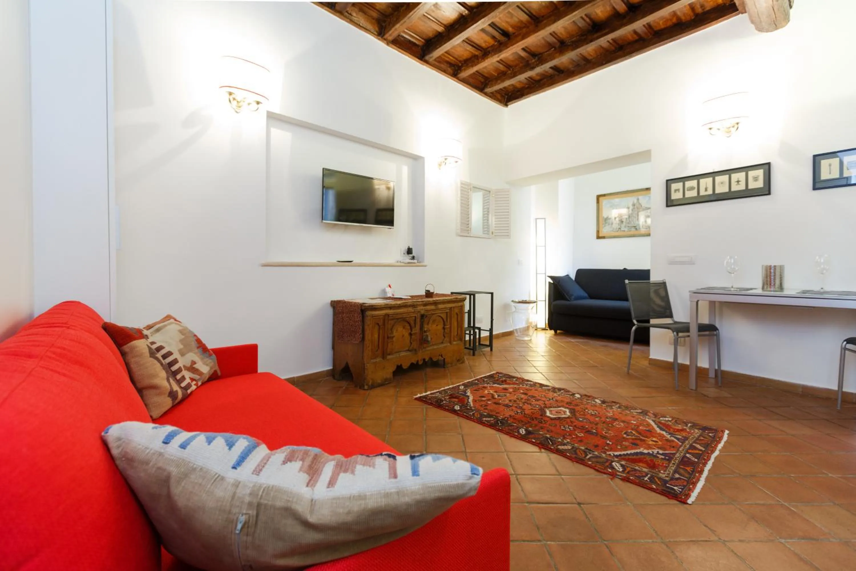 Communal lounge/ TV room in NAVONA, Old Rome Lodge