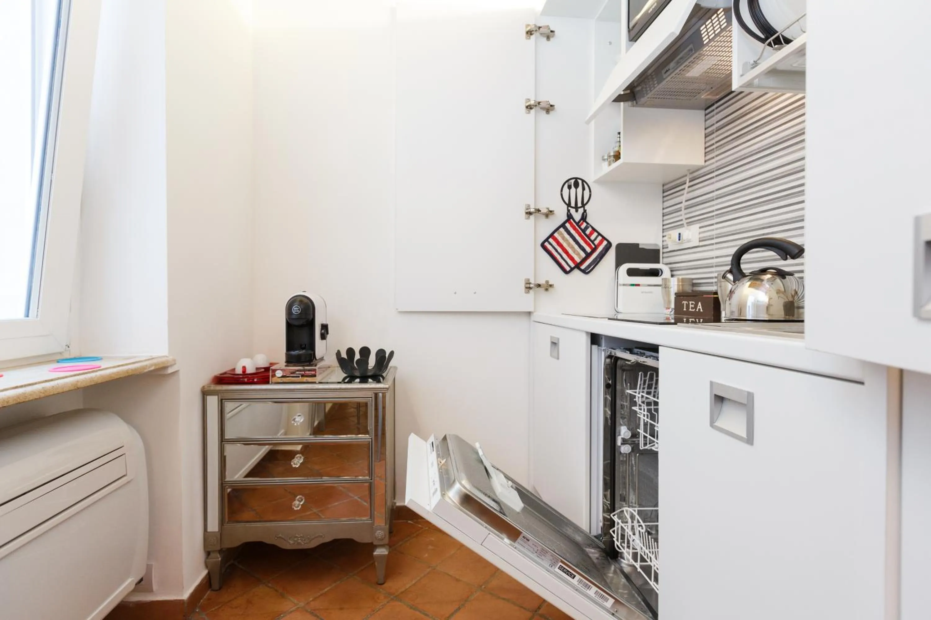 Communal kitchen in NAVONA, Old Rome Lodge