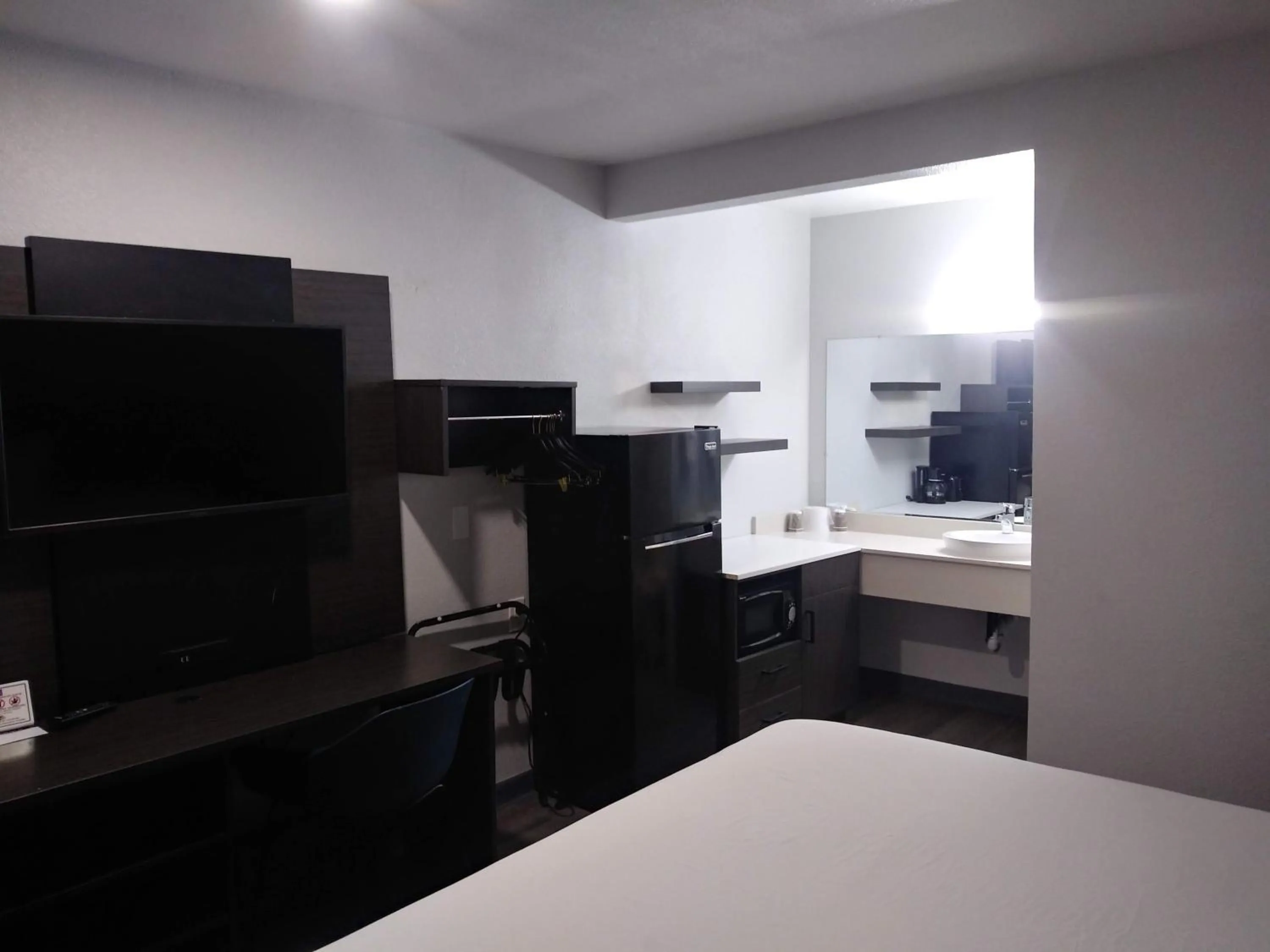 oven, Bed in Studio 6 West Sacramento CA