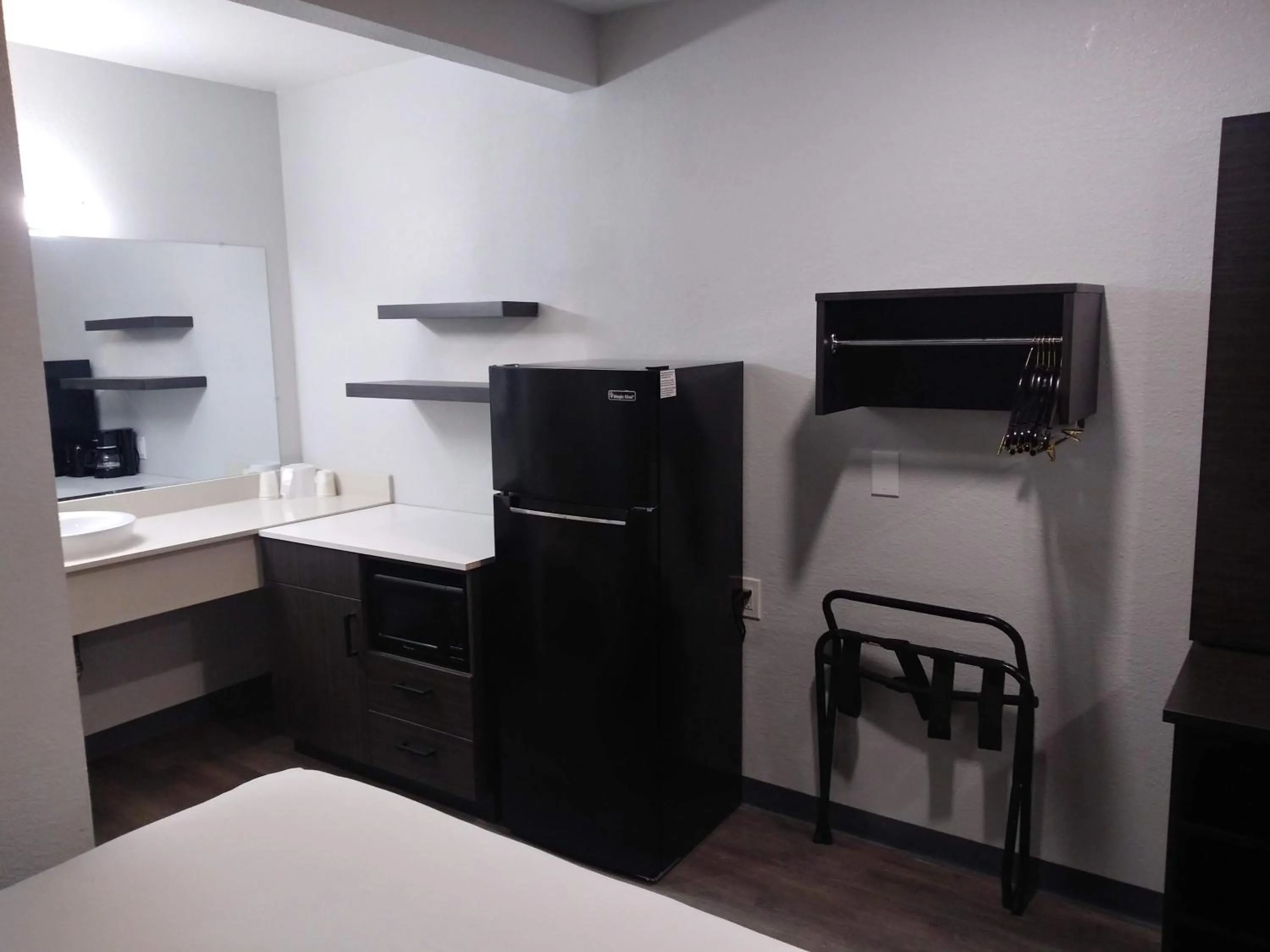 oven, Bed in Studio 6 West Sacramento CA