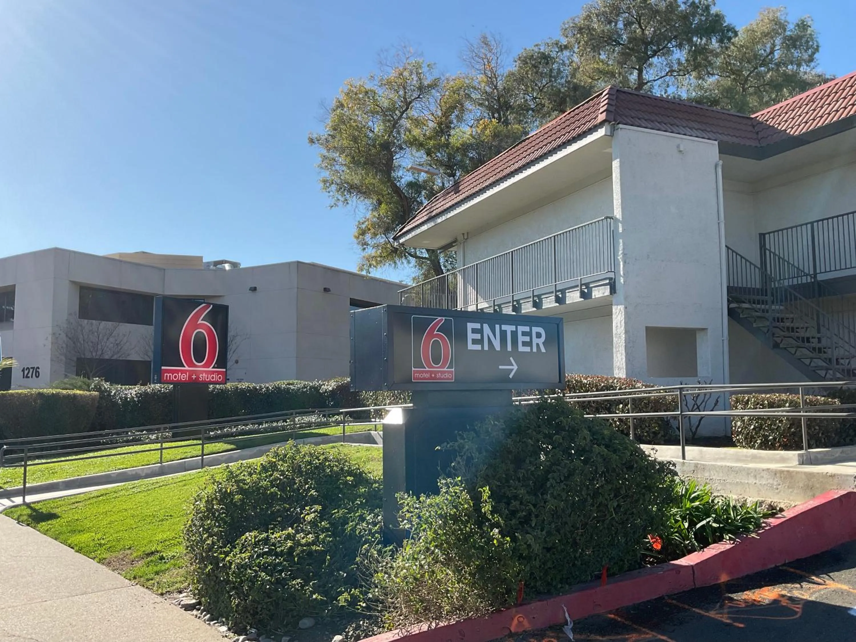 Property building in Studio 6 West Sacramento CA