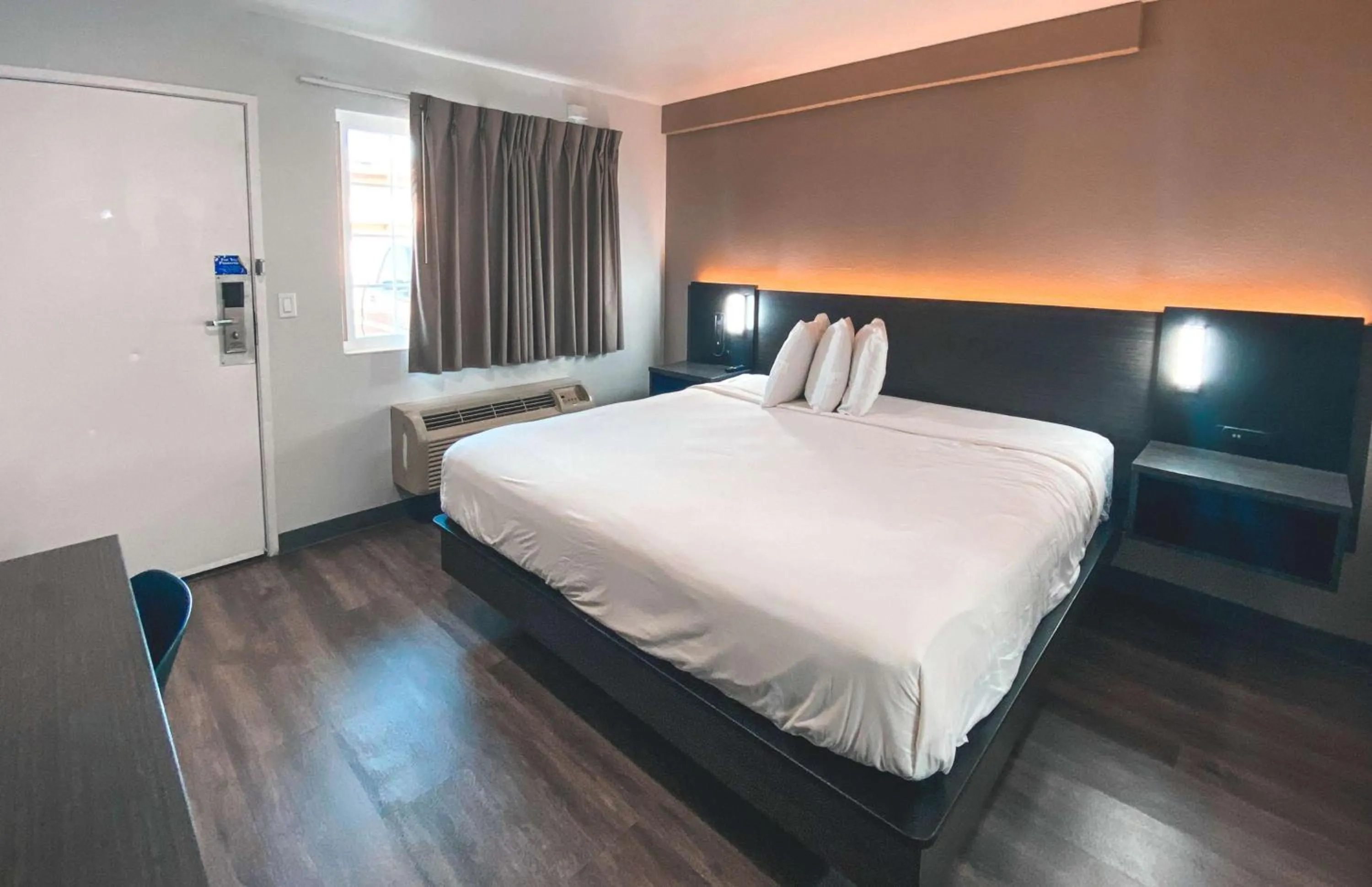 Bedroom, Bed in Studio 6 West Sacramento CA