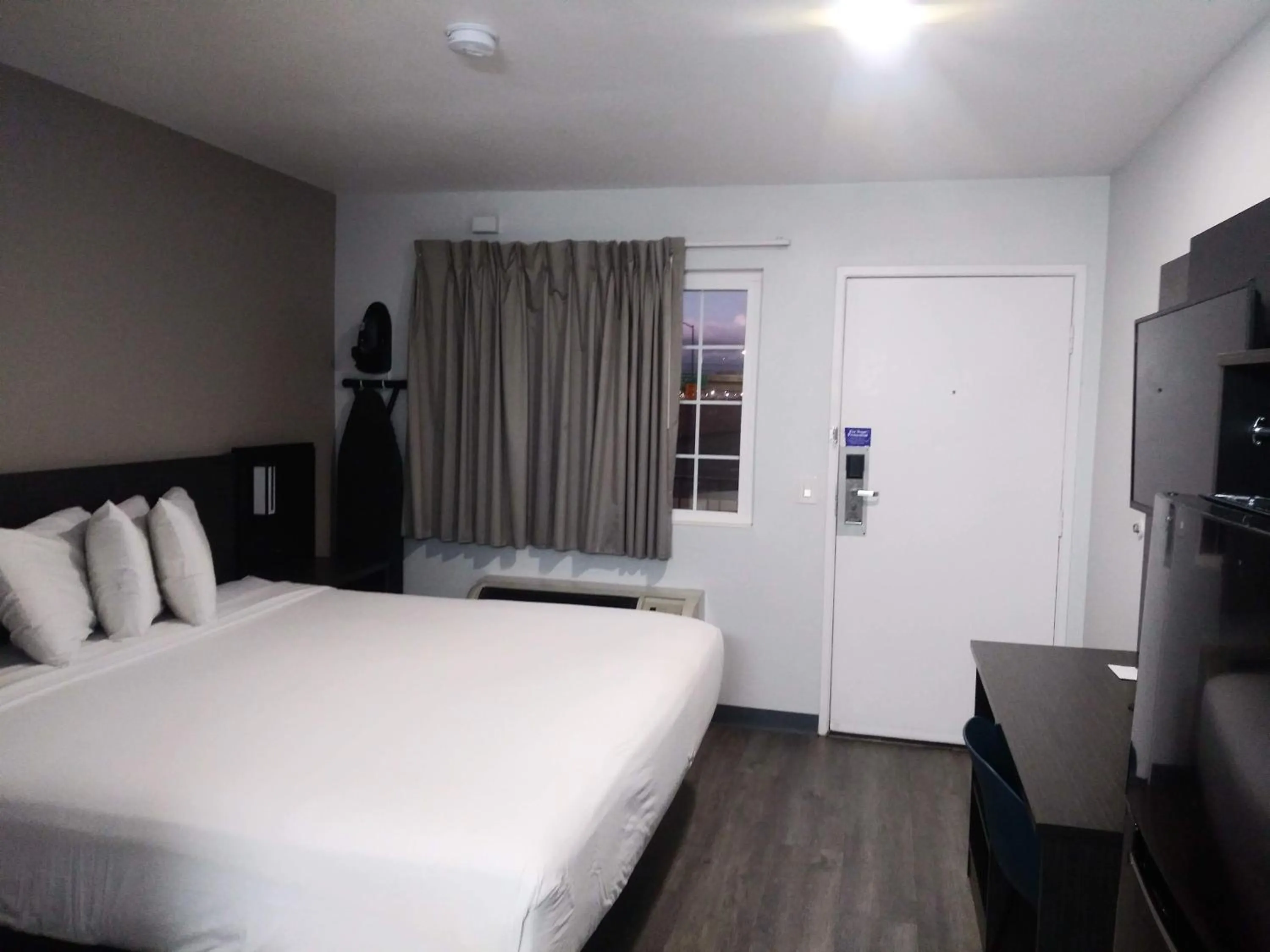 Bed in Studio 6 West Sacramento CA