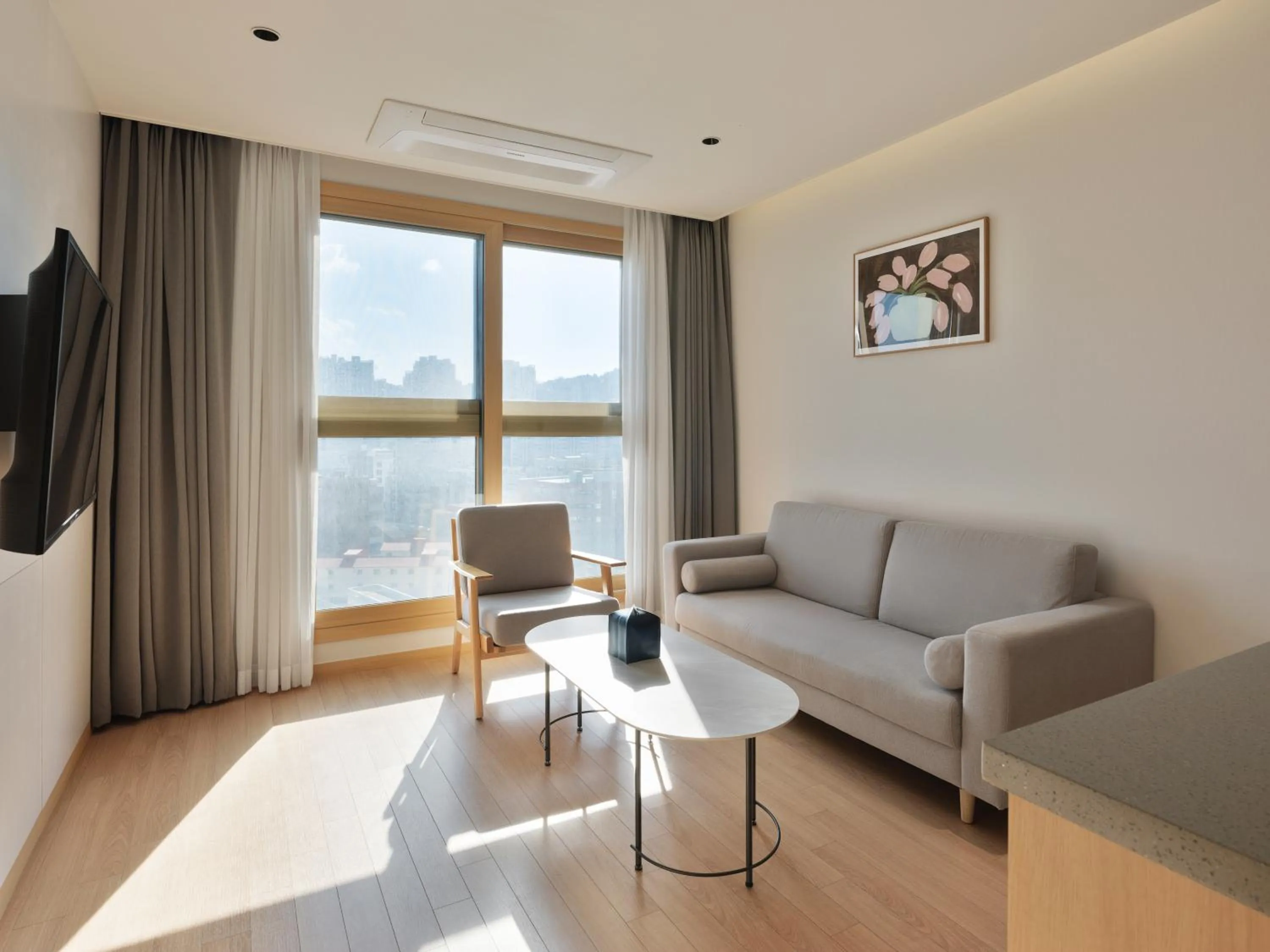 TV and multimedia in Le Collective Sokcho Central