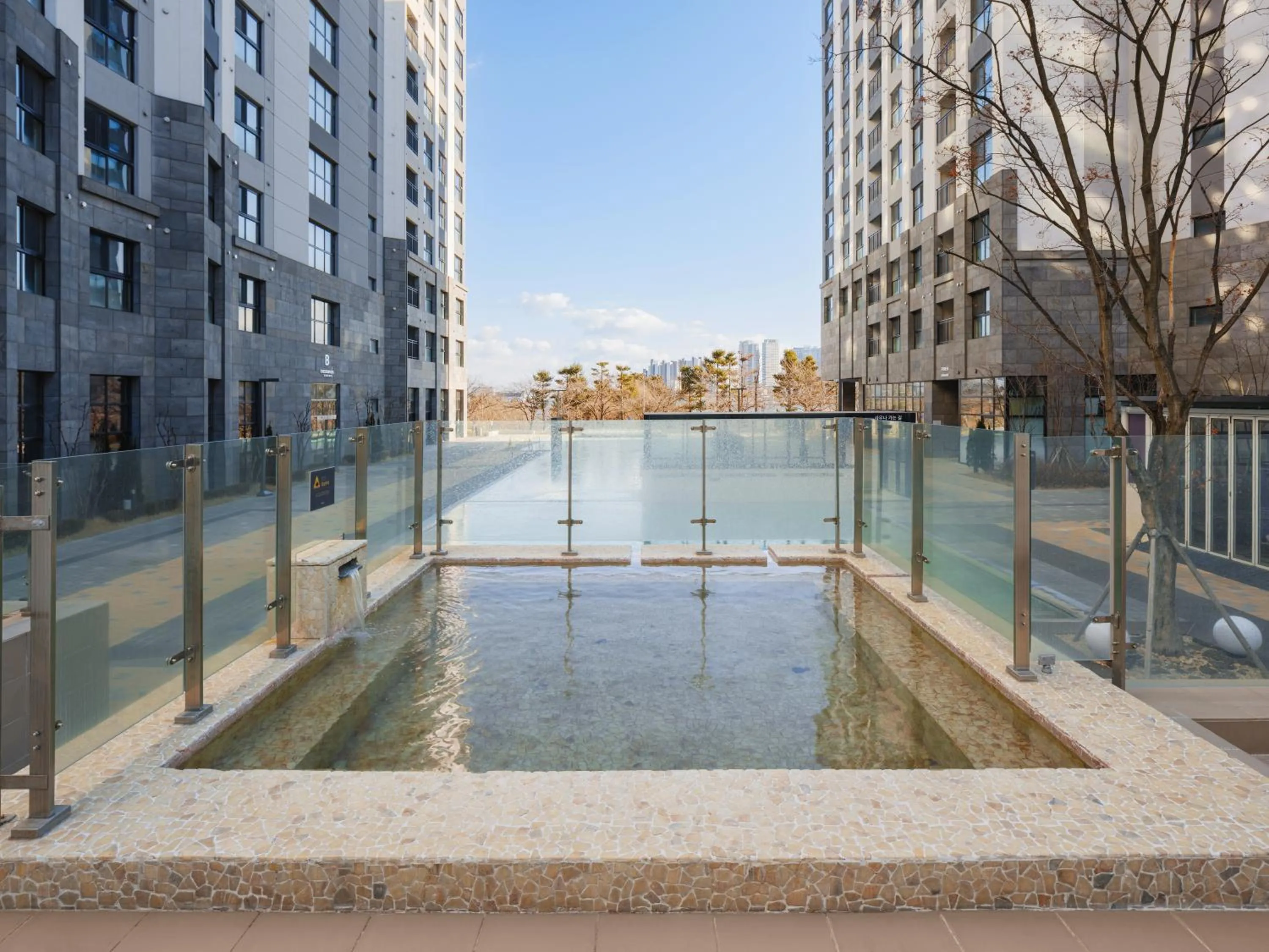 Swimming pool in Le Collective Sokcho Central