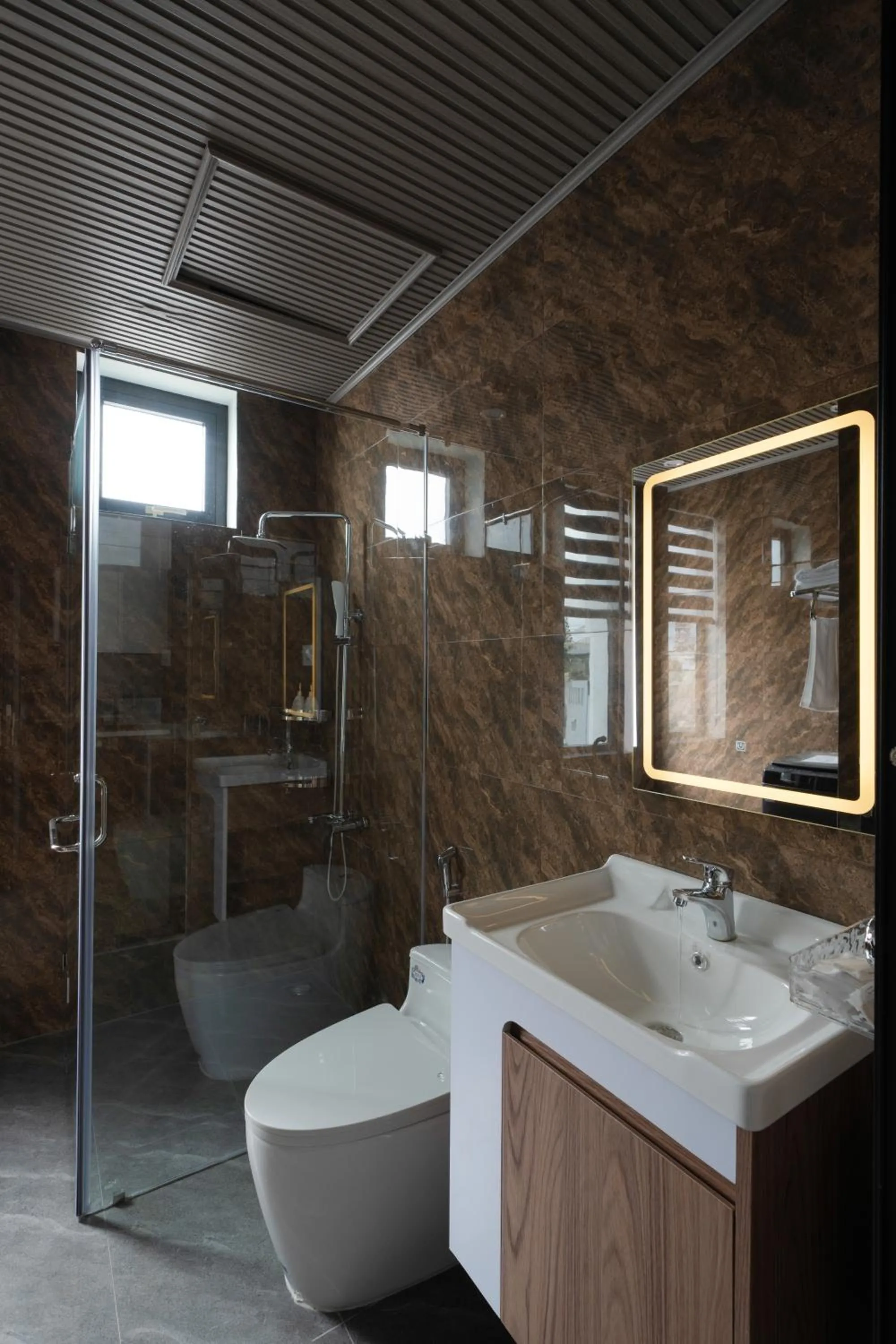 Shower in Anteaus Hotel Đà Lạt