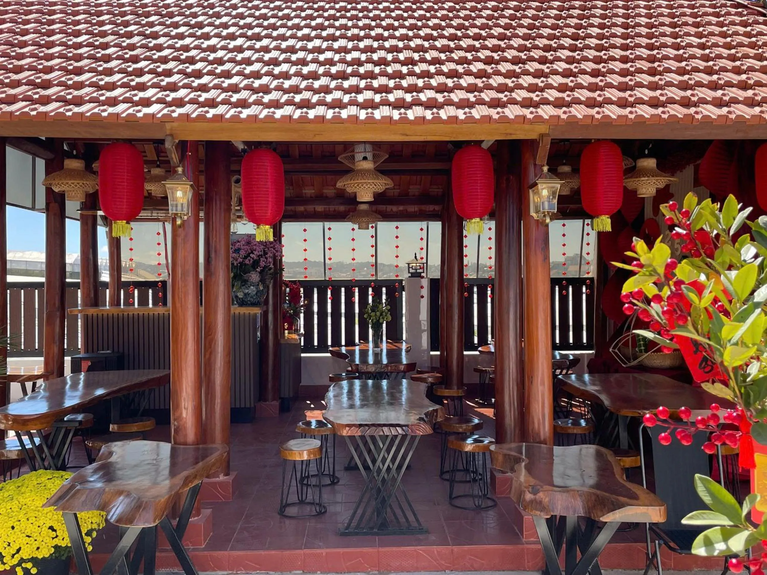 Communal lounge/ TV room in Anteaus Hotel Đà Lạt
