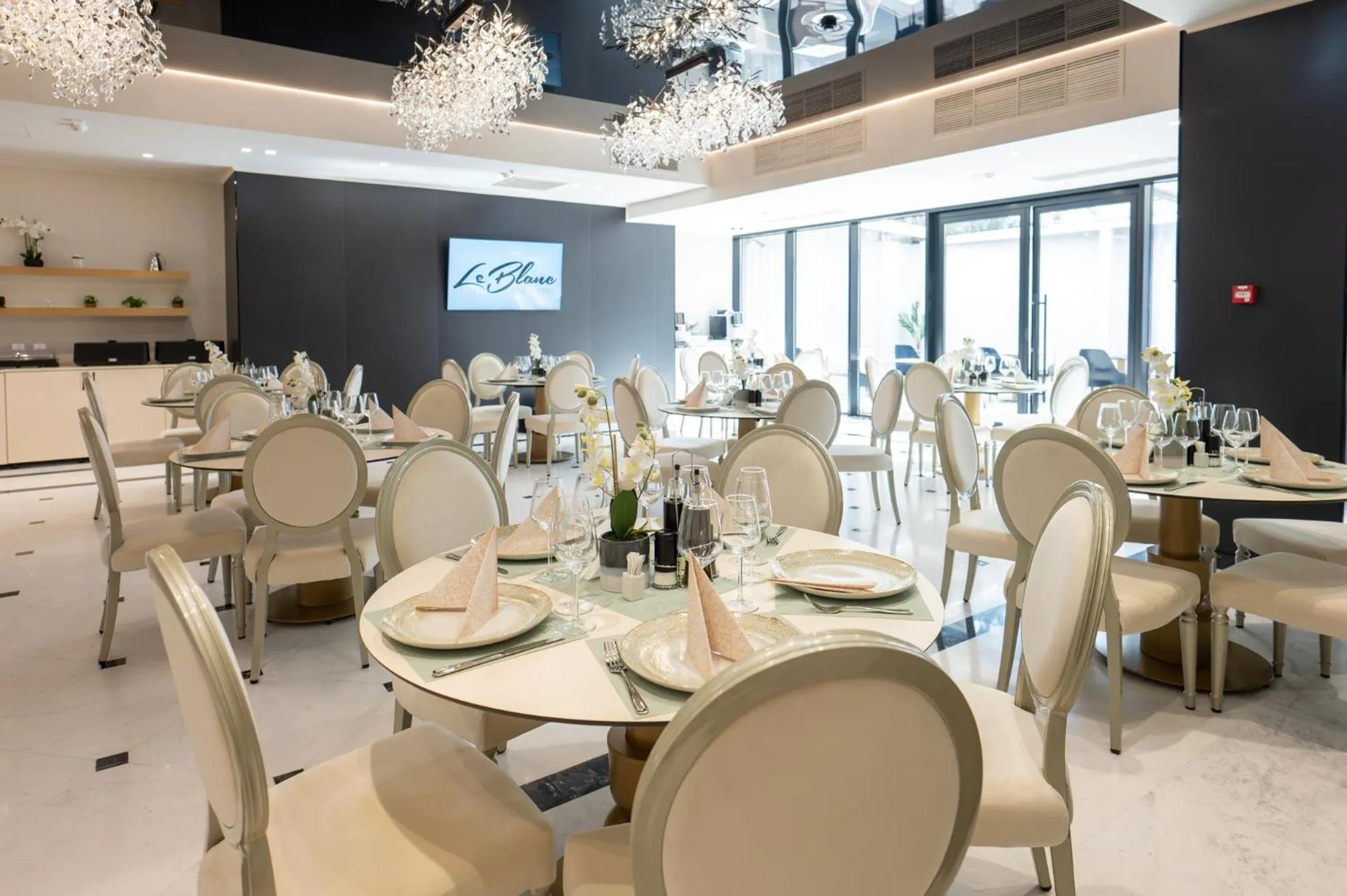 Restaurant/places to eat in Le Blanc Cotroceni Hotel