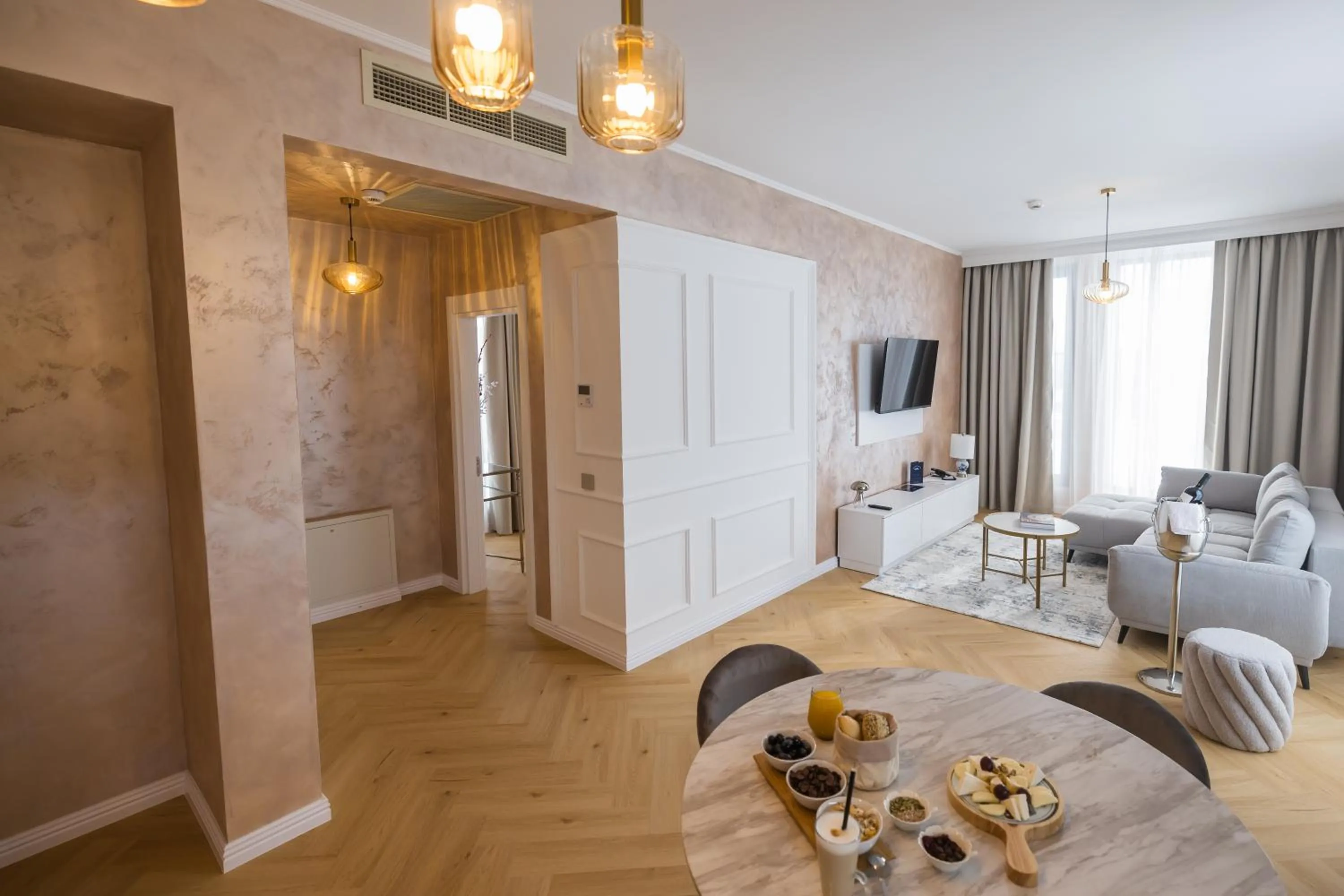 Communal lounge/ TV room in Le Blanc Cotroceni Hotel