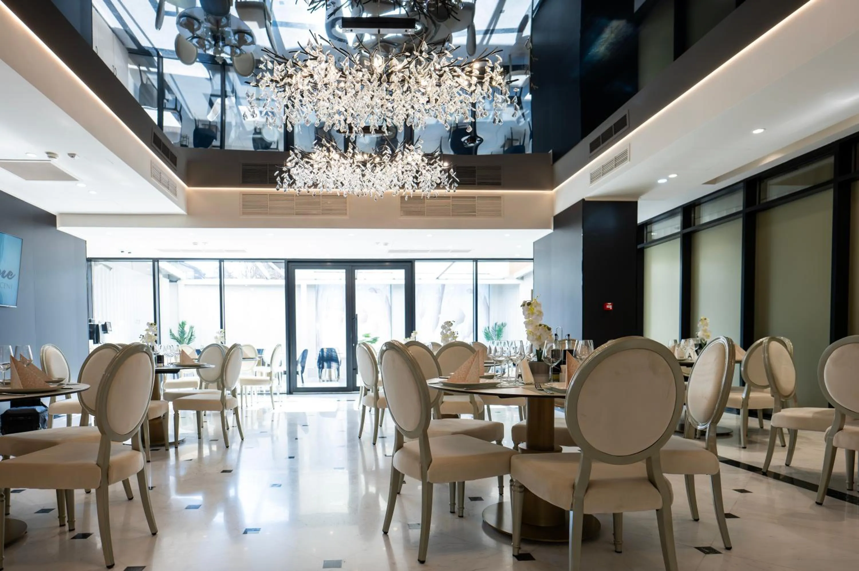 Restaurant/places to eat in Le Blanc Cotroceni Hotel