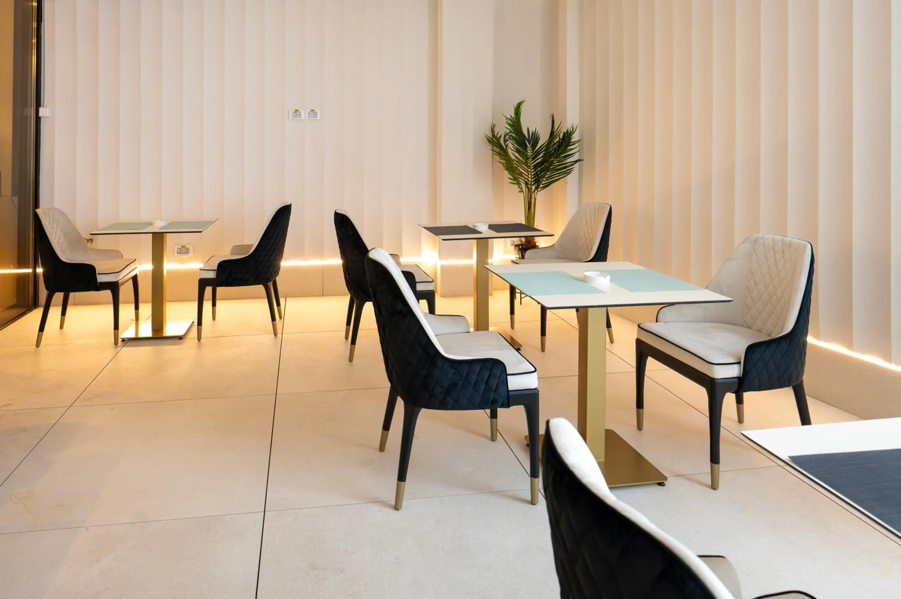 Restaurant/places to eat in Le Blanc Cotroceni Hotel