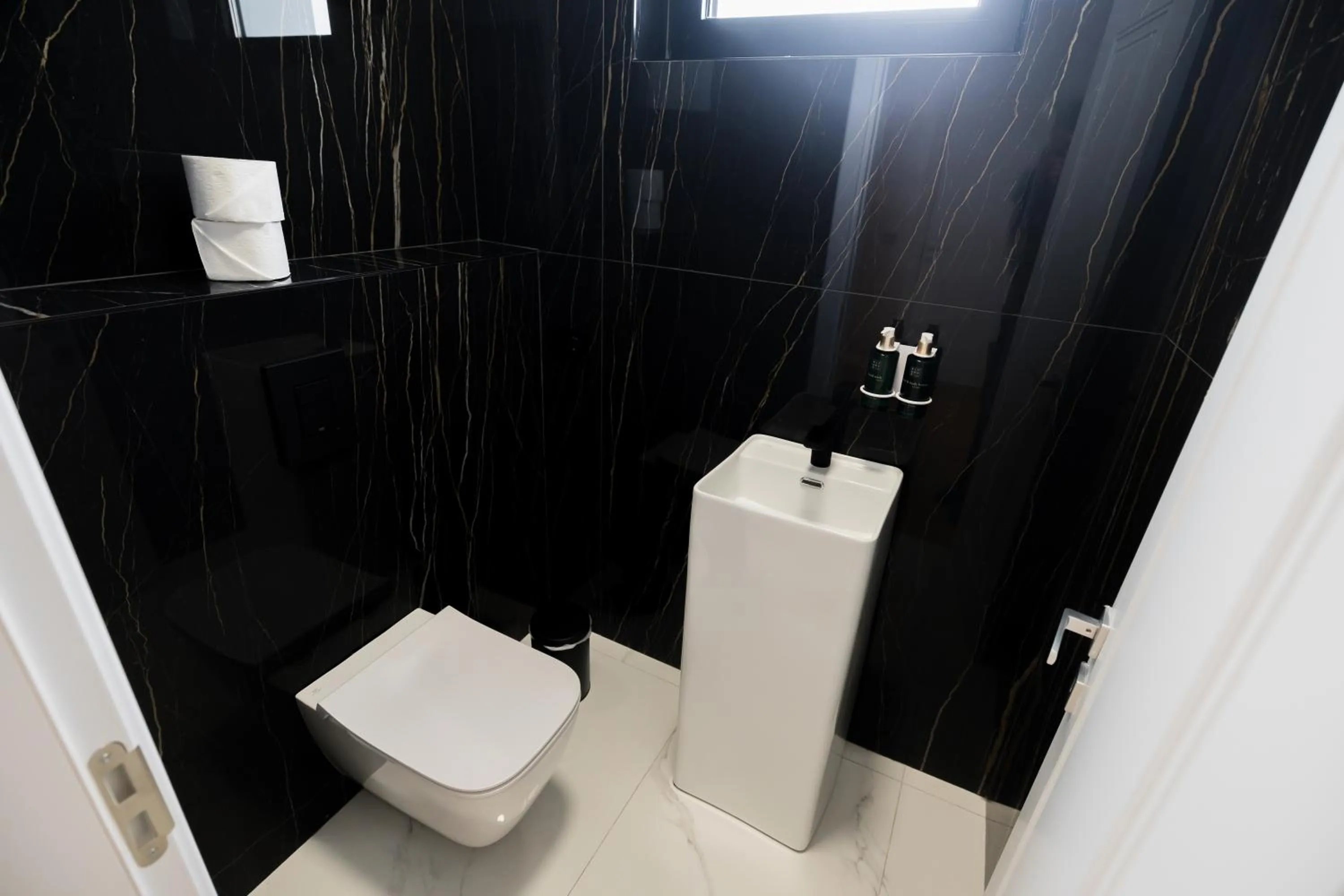 Toilet in Le Blanc Cotroceni Hotel