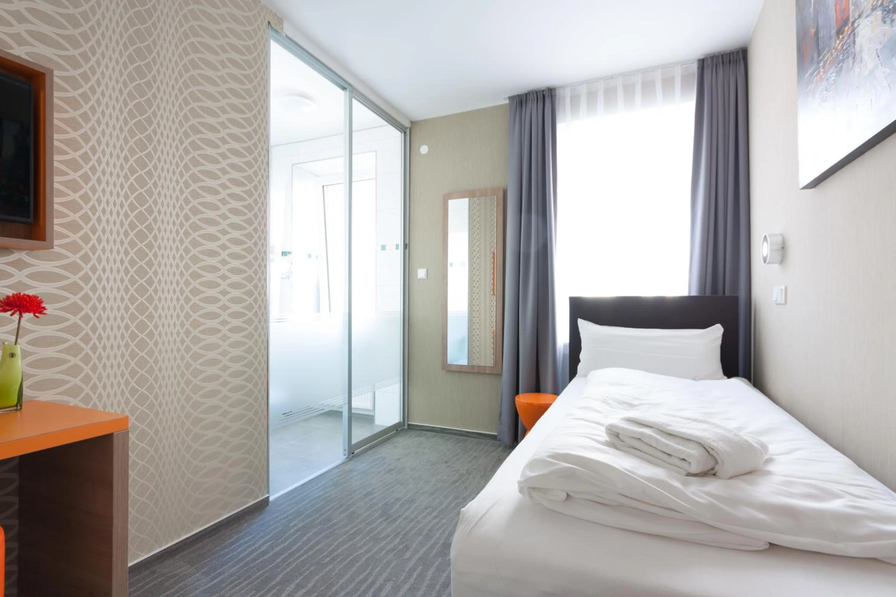 Photo of the whole room, Bed in Stay-Inn Bielefeld Zentrum