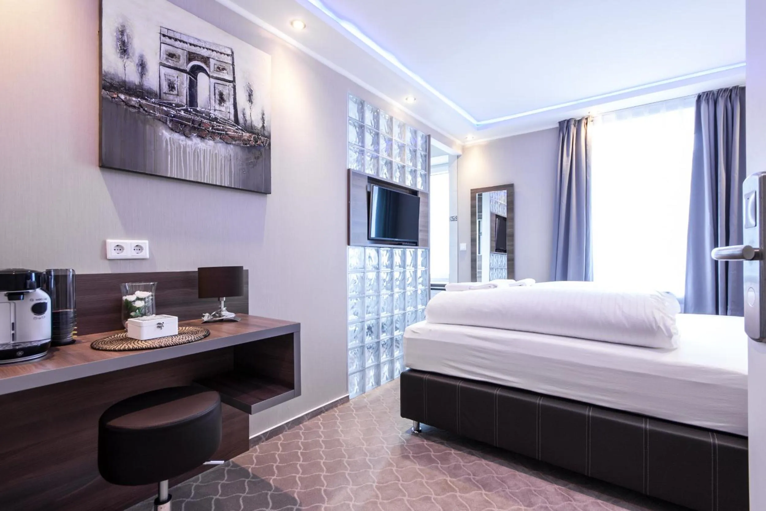 Photo of the whole room, Bed in Stay-Inn Bielefeld Zentrum