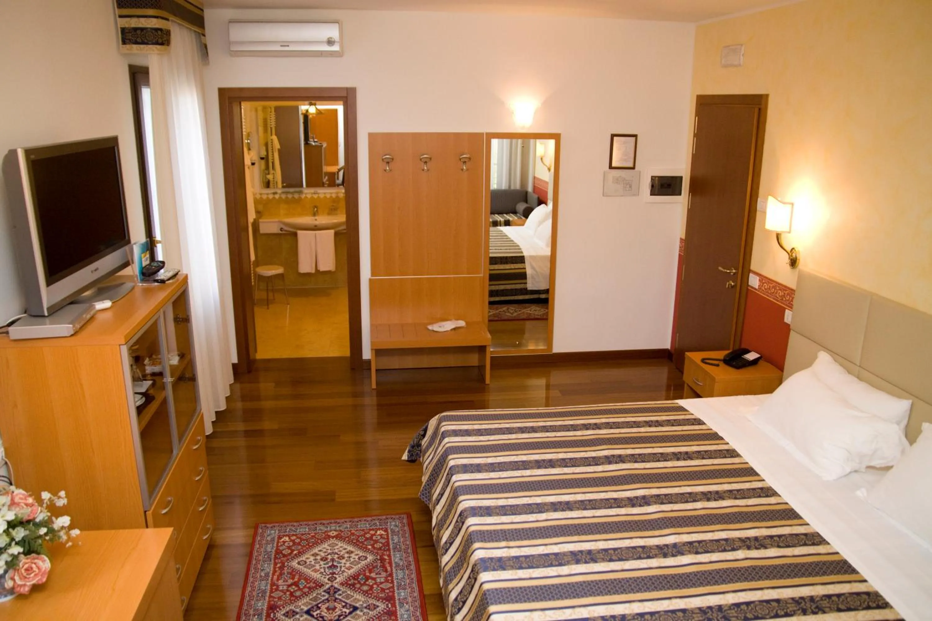 Photo of the whole room, Bed in Hotel Ristorante Dotto