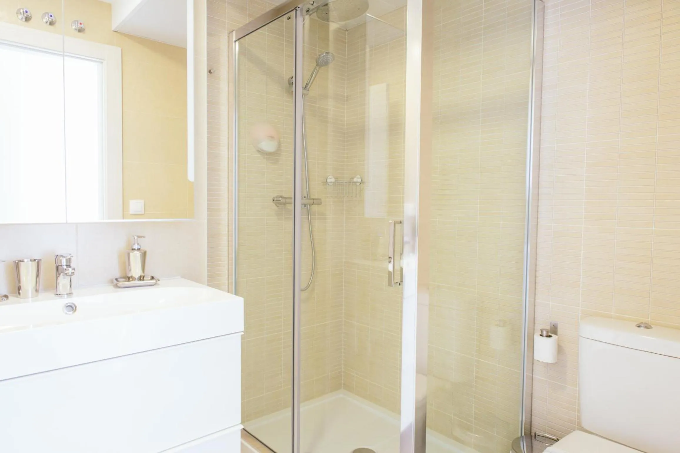 Bathroom in The Lucky Flats - Poeta Quintana