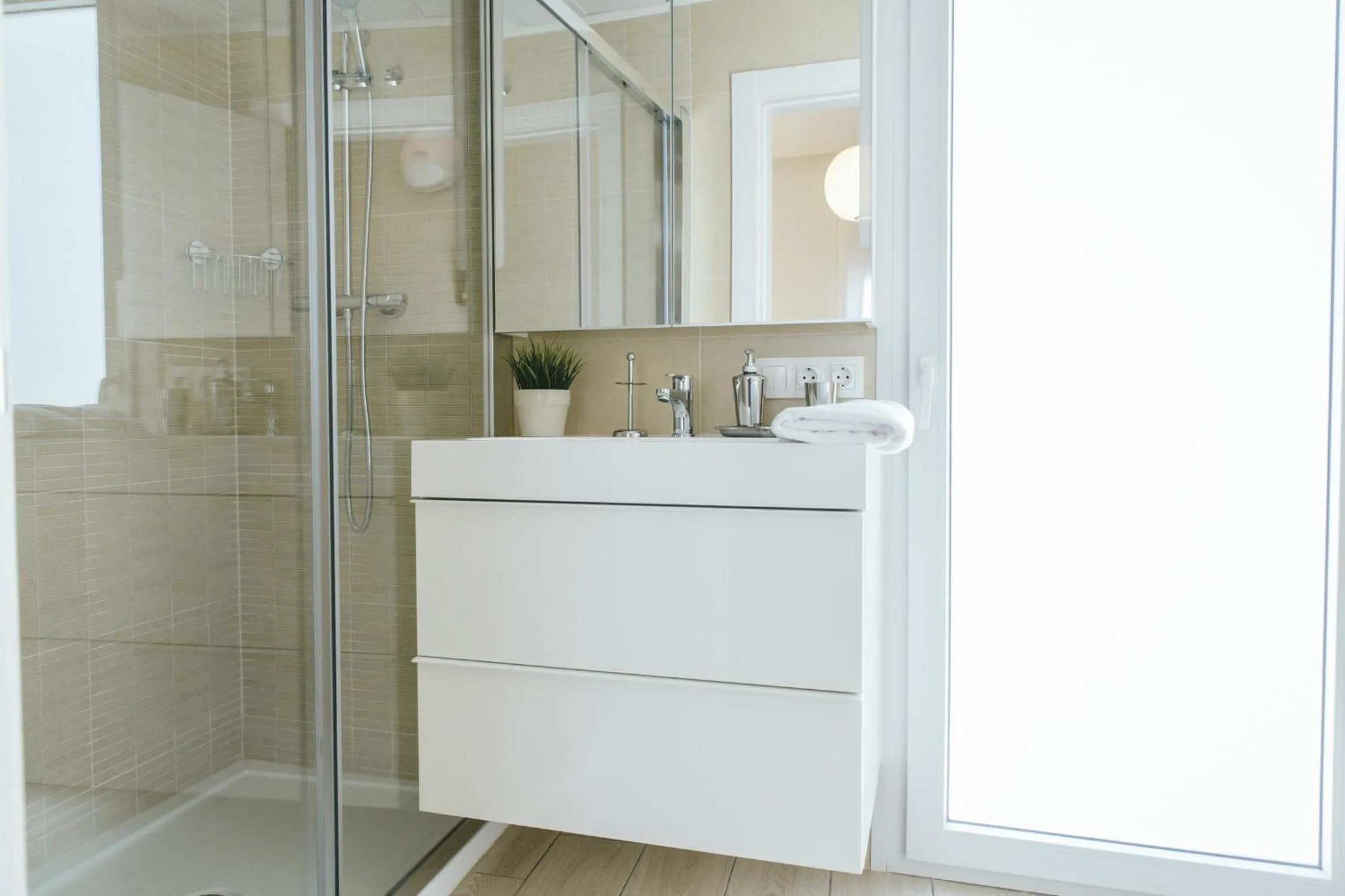 Shower in The Lucky Flats - Poeta Quintana