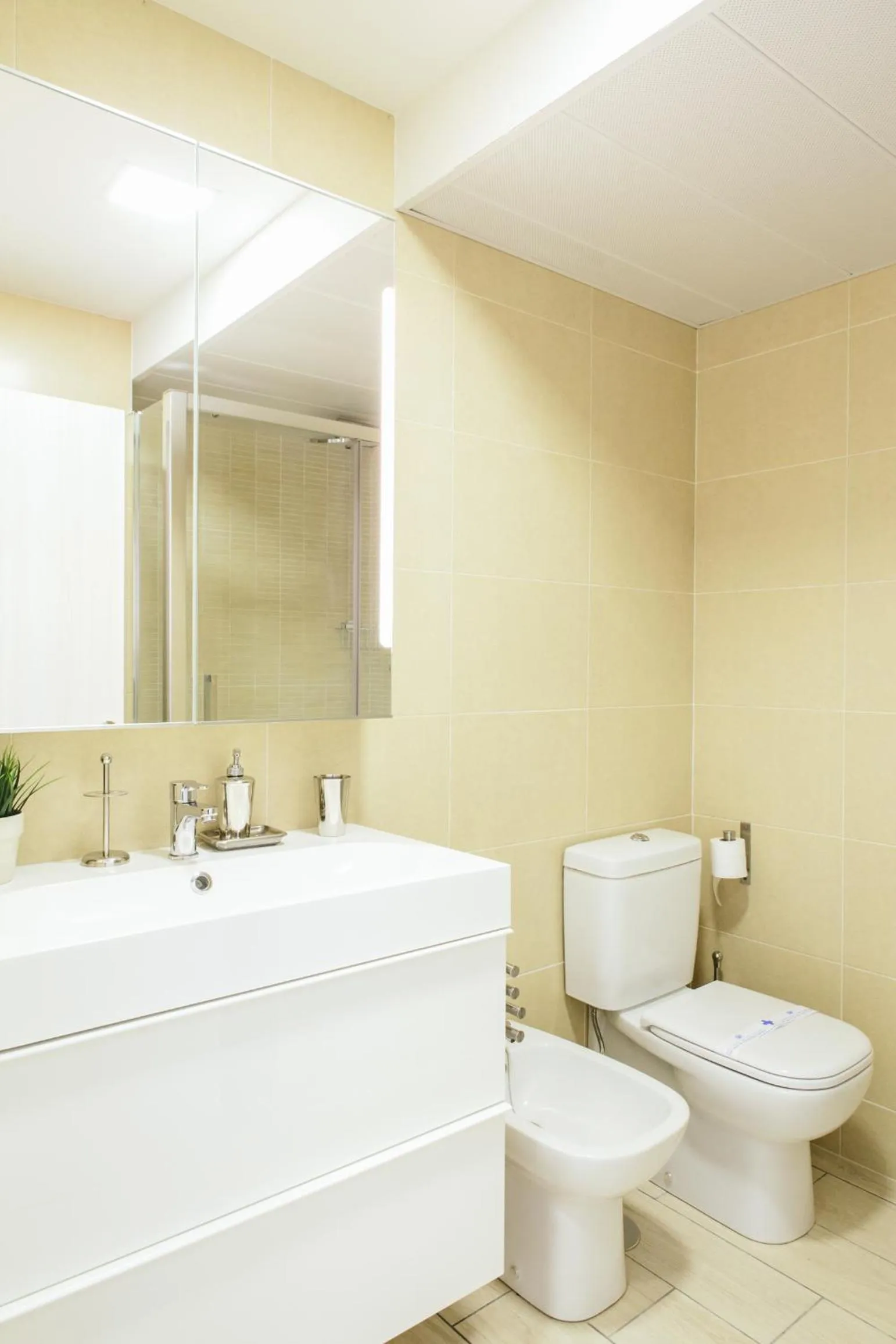 Shower in The Lucky Flats - Poeta Quintana