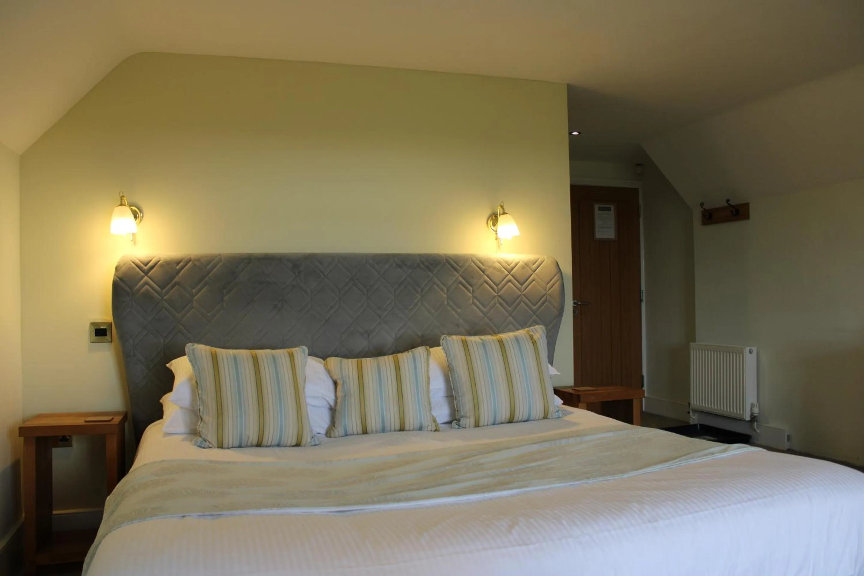 Bedroom, Bed in The Chequers Inn