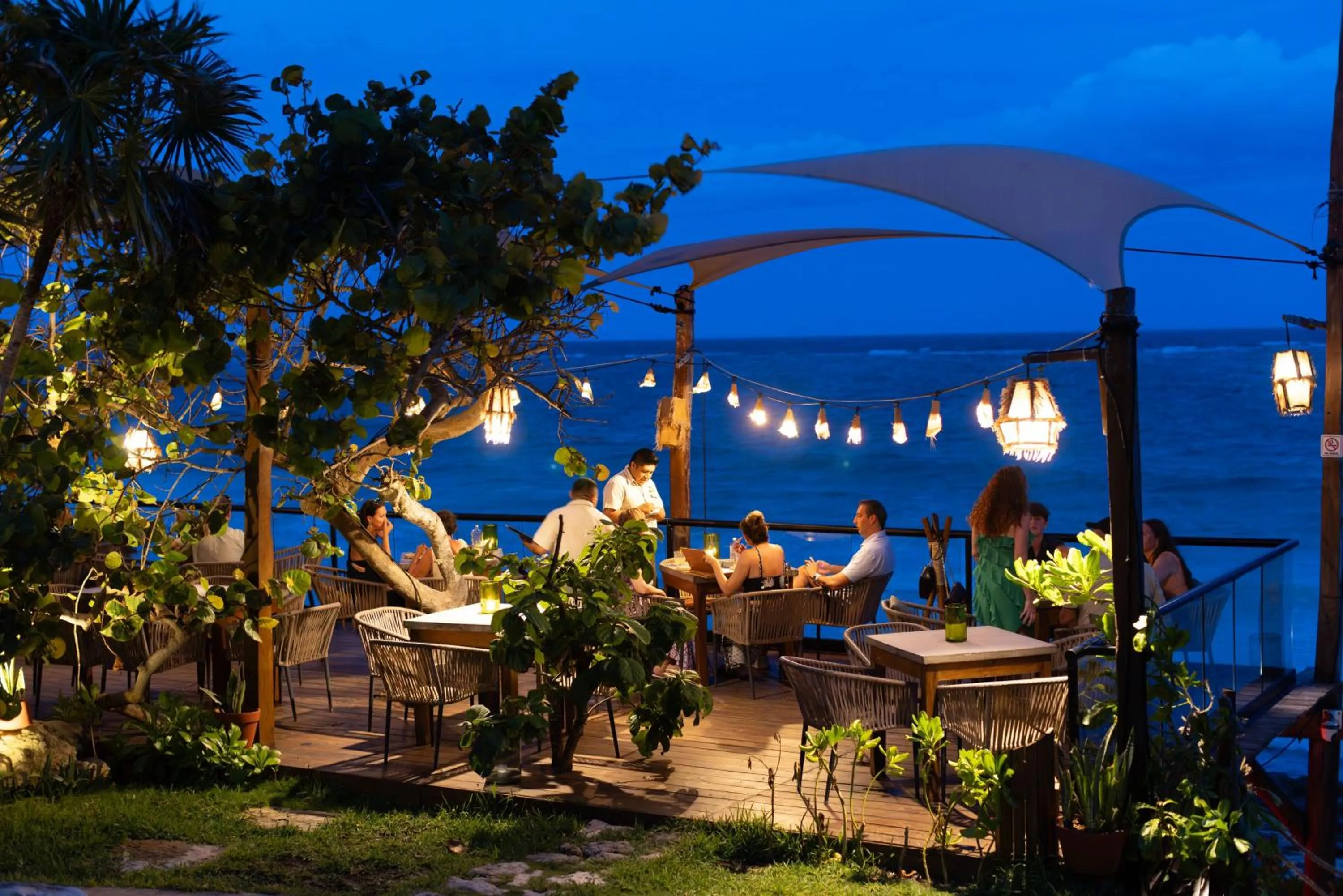 Restaurant/places to eat in Mezzanine by La Zebra, an SLH Hotel