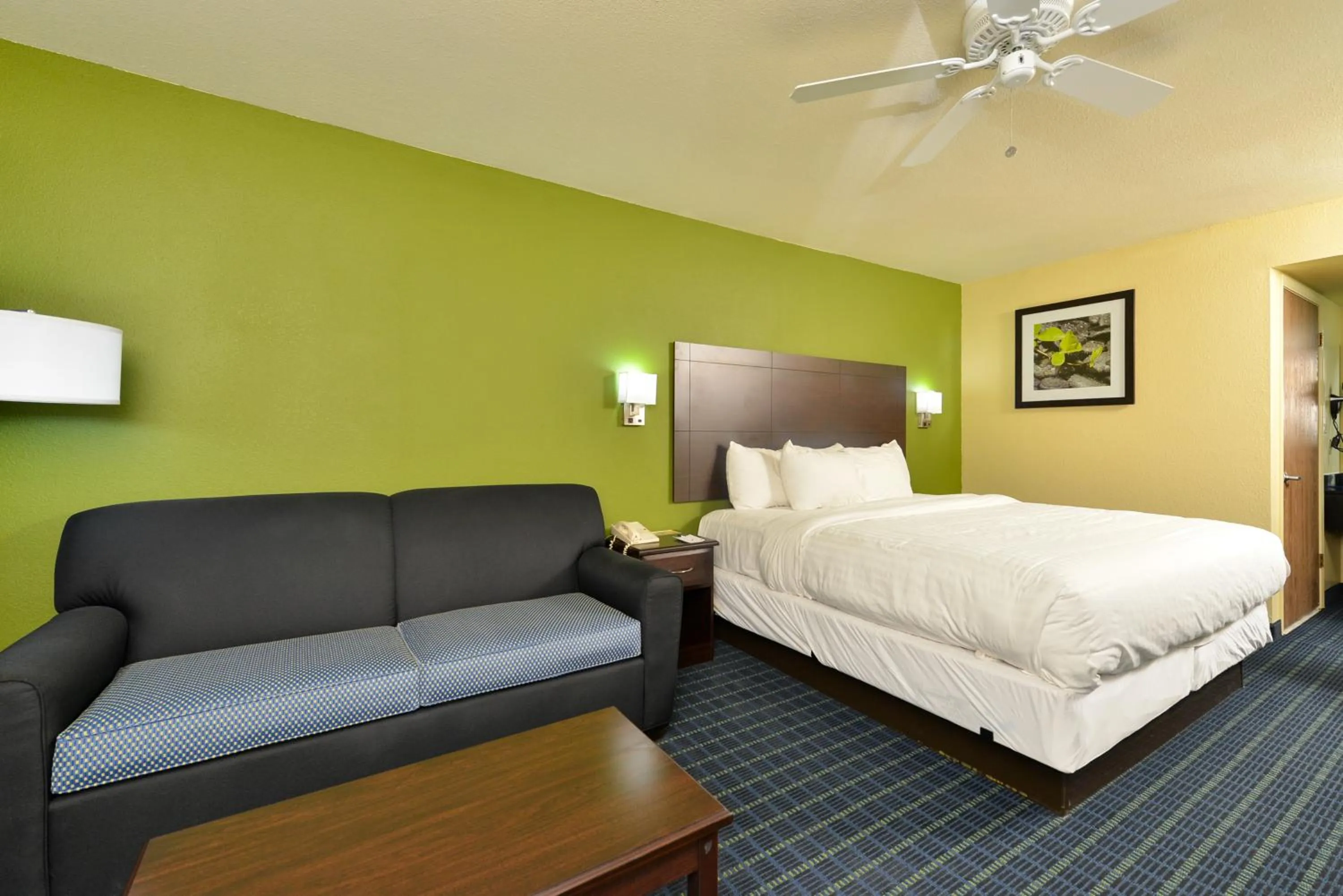 Bed in Quality Inn Needles