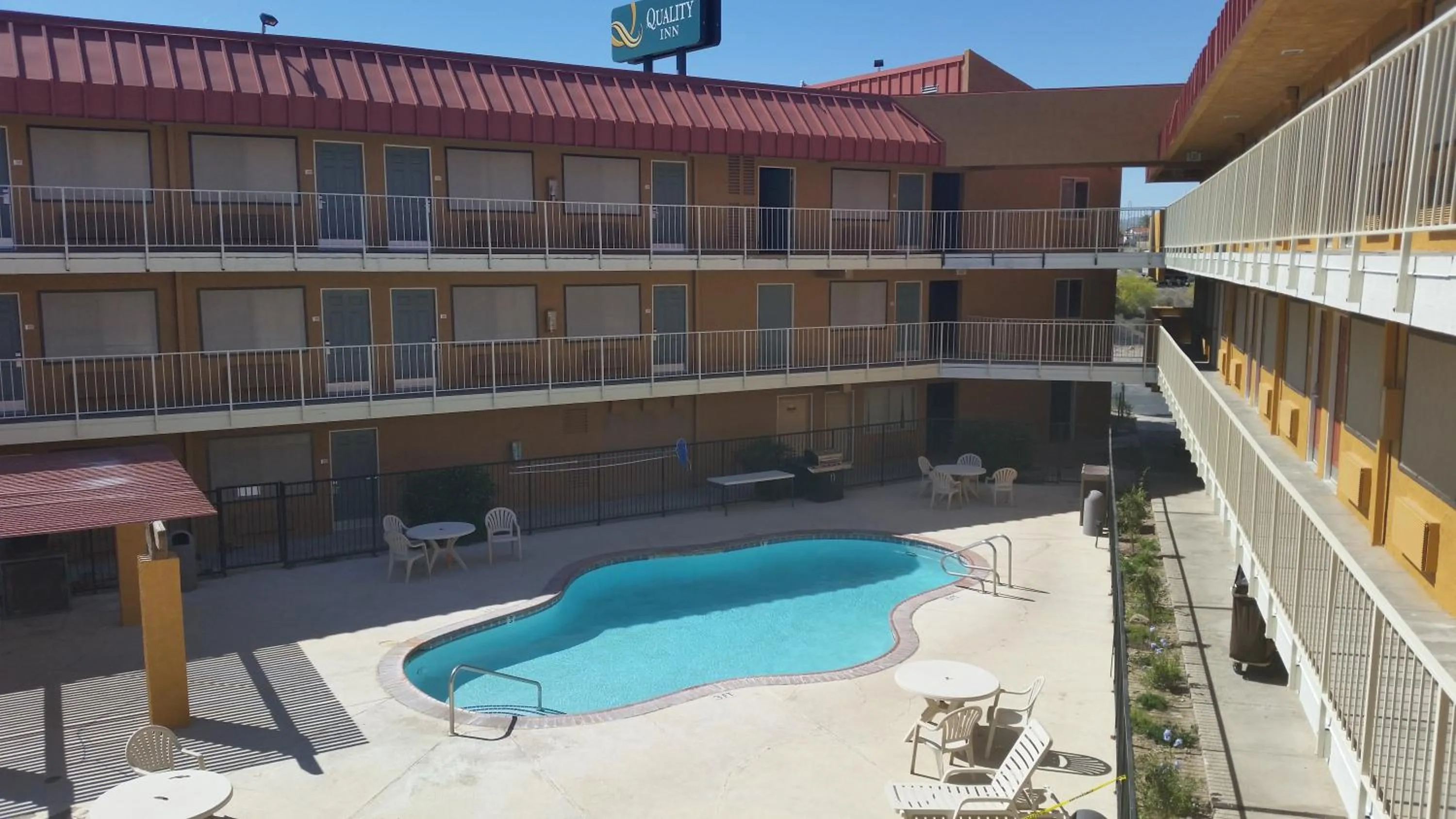 Swimming pool in Quality Inn Needles