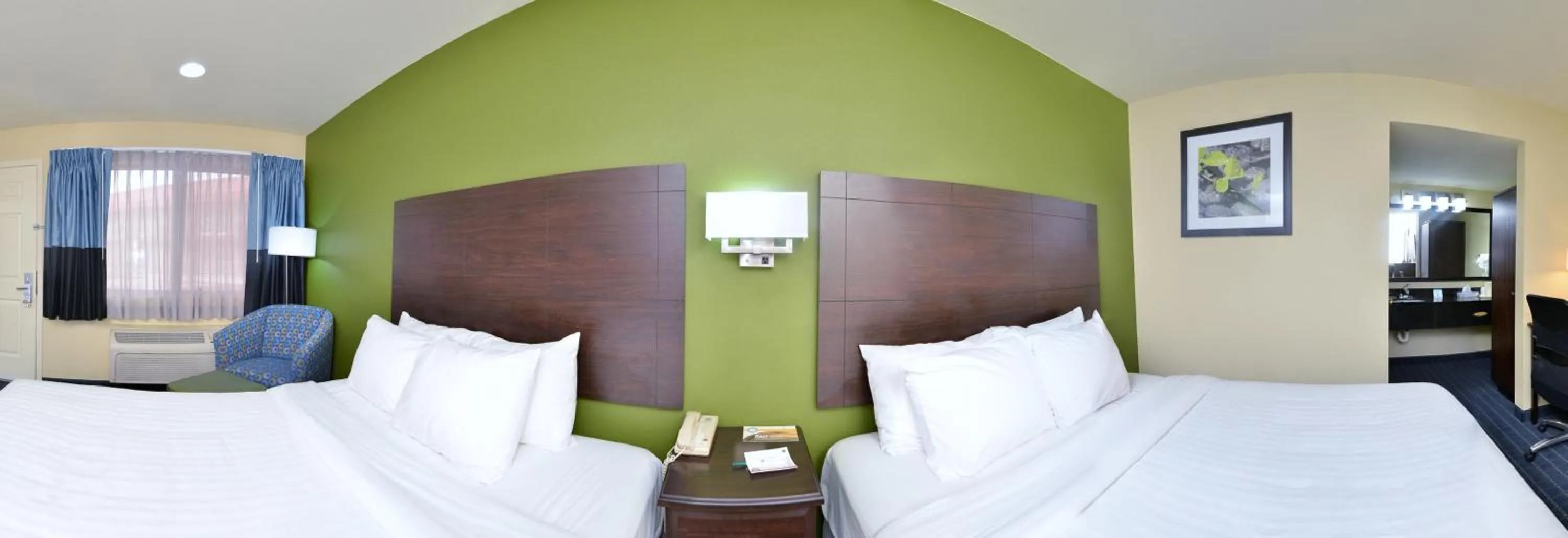 Photo of the whole room, Bed in Quality Inn Needles