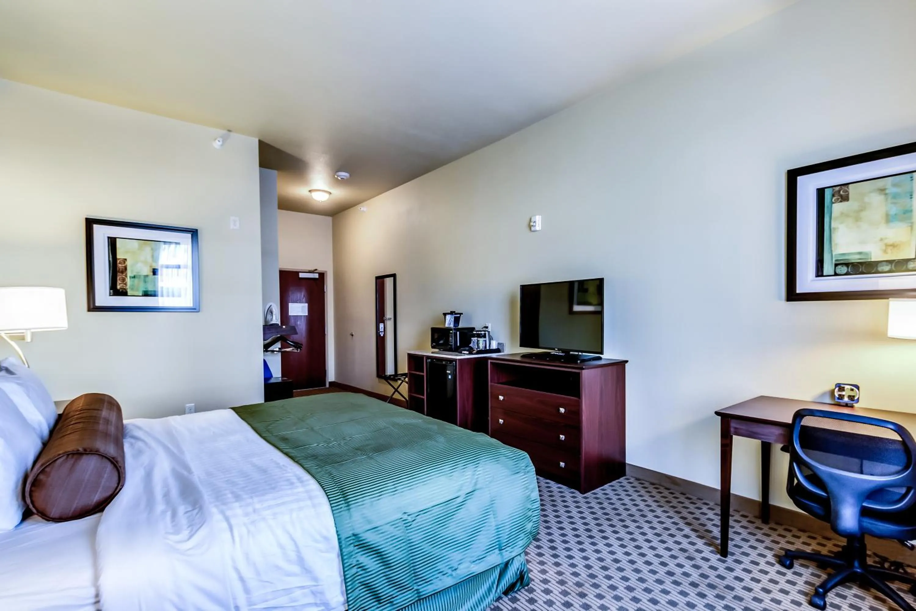TV and multimedia, Bed in Cobblestone Inn & Suites - Waverly