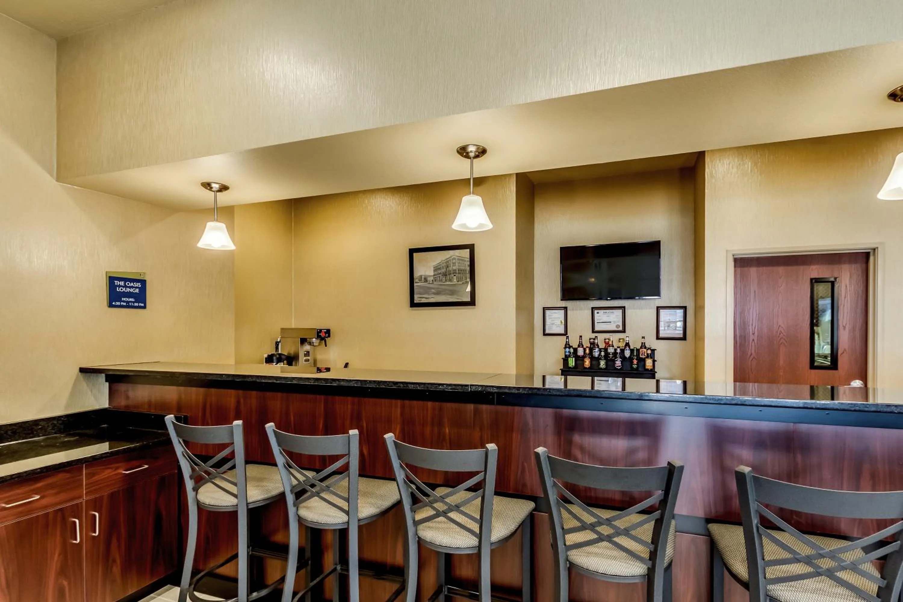 Lounge or bar in Cobblestone Inn & Suites - Waverly