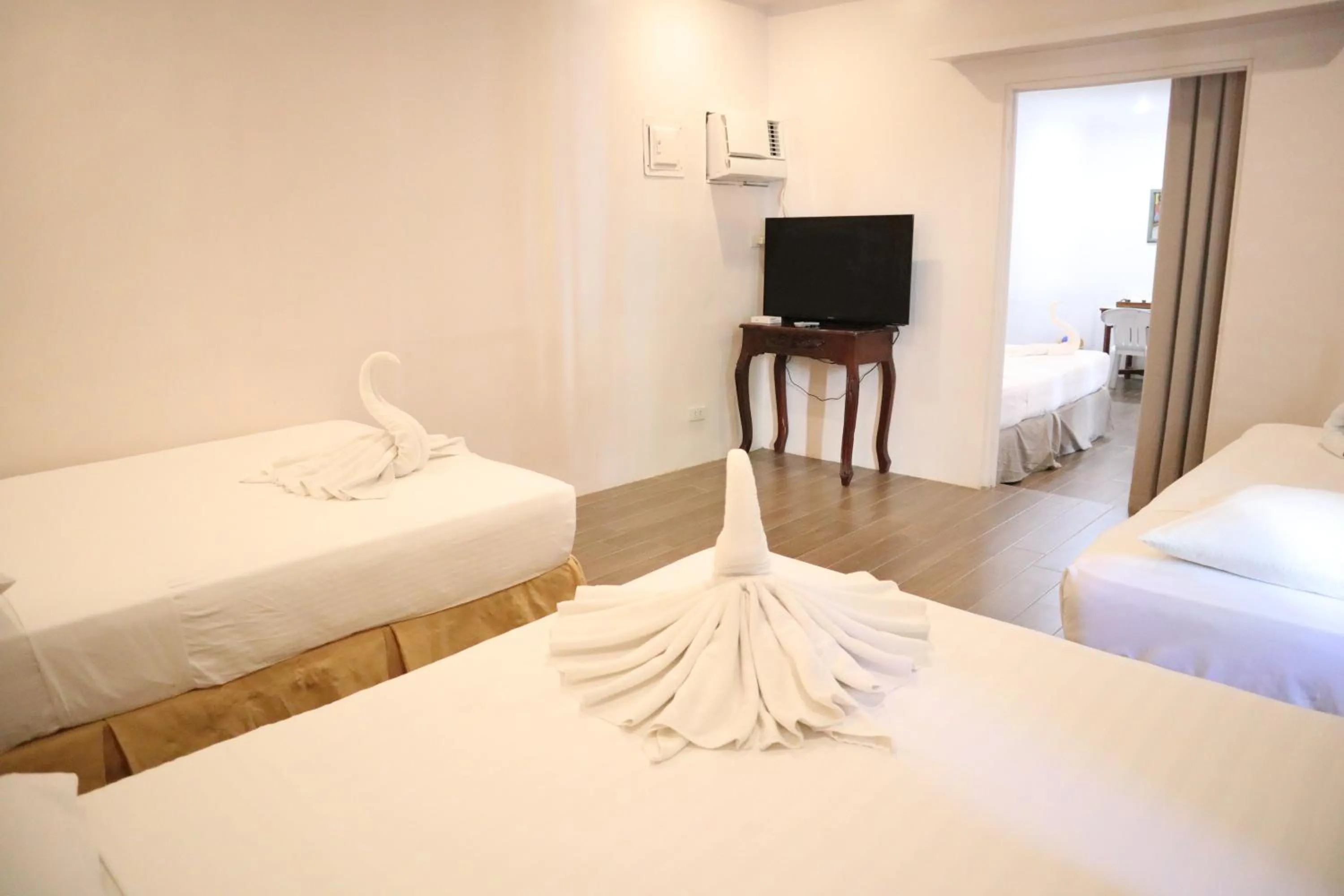 TV and multimedia, Bed in Island Inn