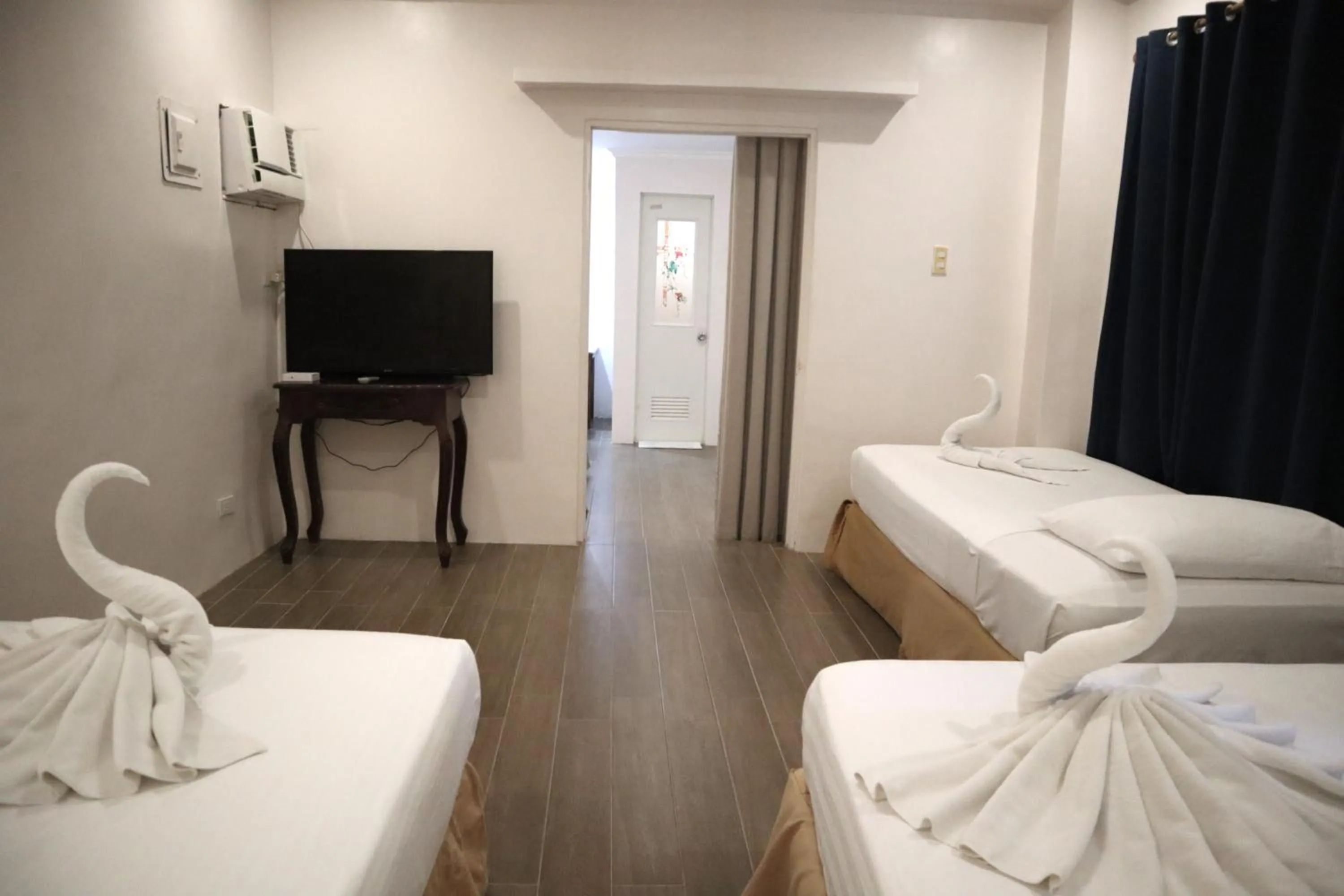 View (from property/room), Bed in Island Inn