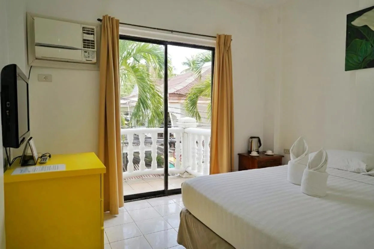 Balcony/Terrace, Bed in Island Inn