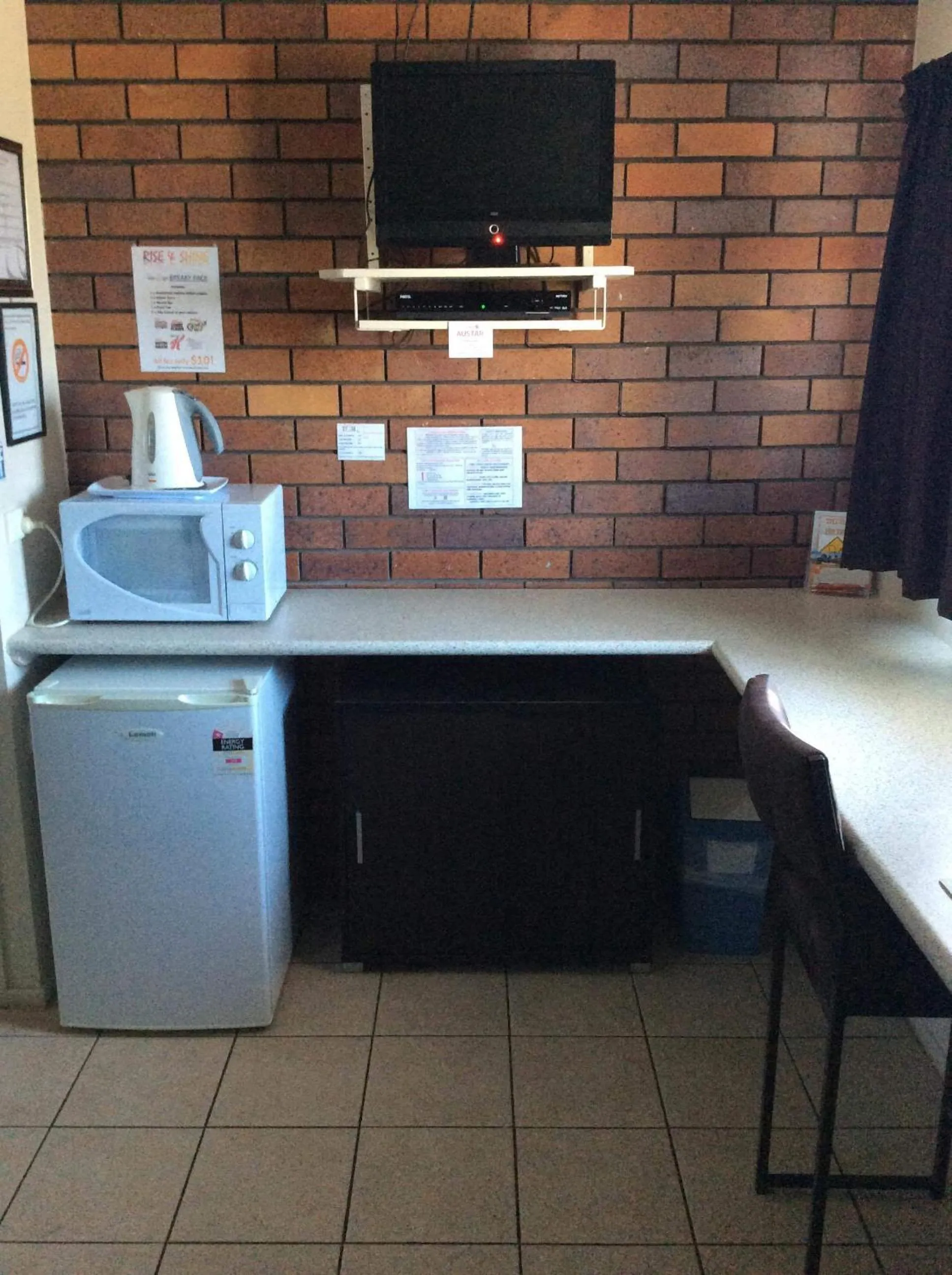 Kitchen or kitchenette in The Gallery Motor Inn