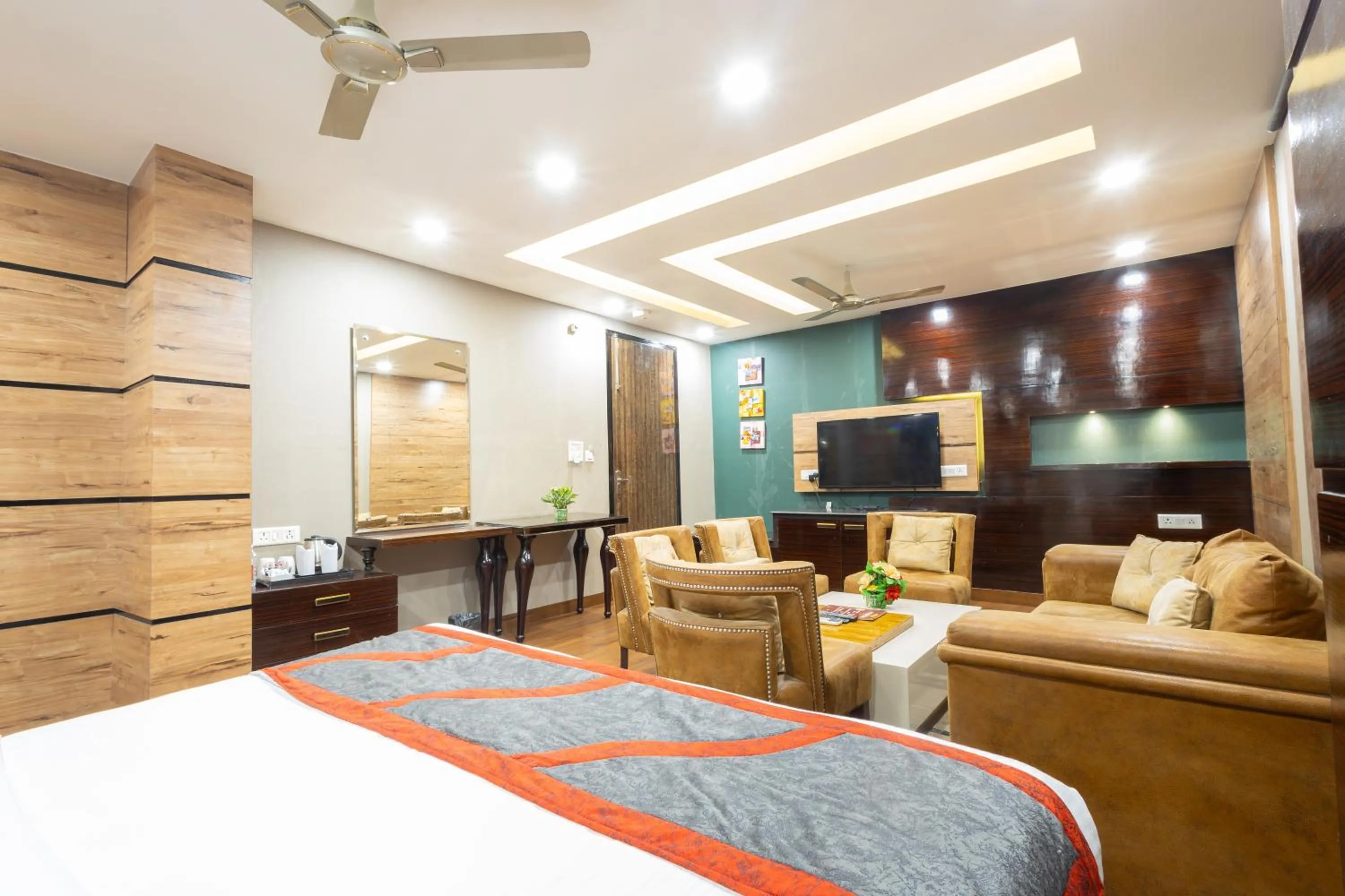 TV and multimedia, Bed in Hotel Gold Souk - Karol Bagh